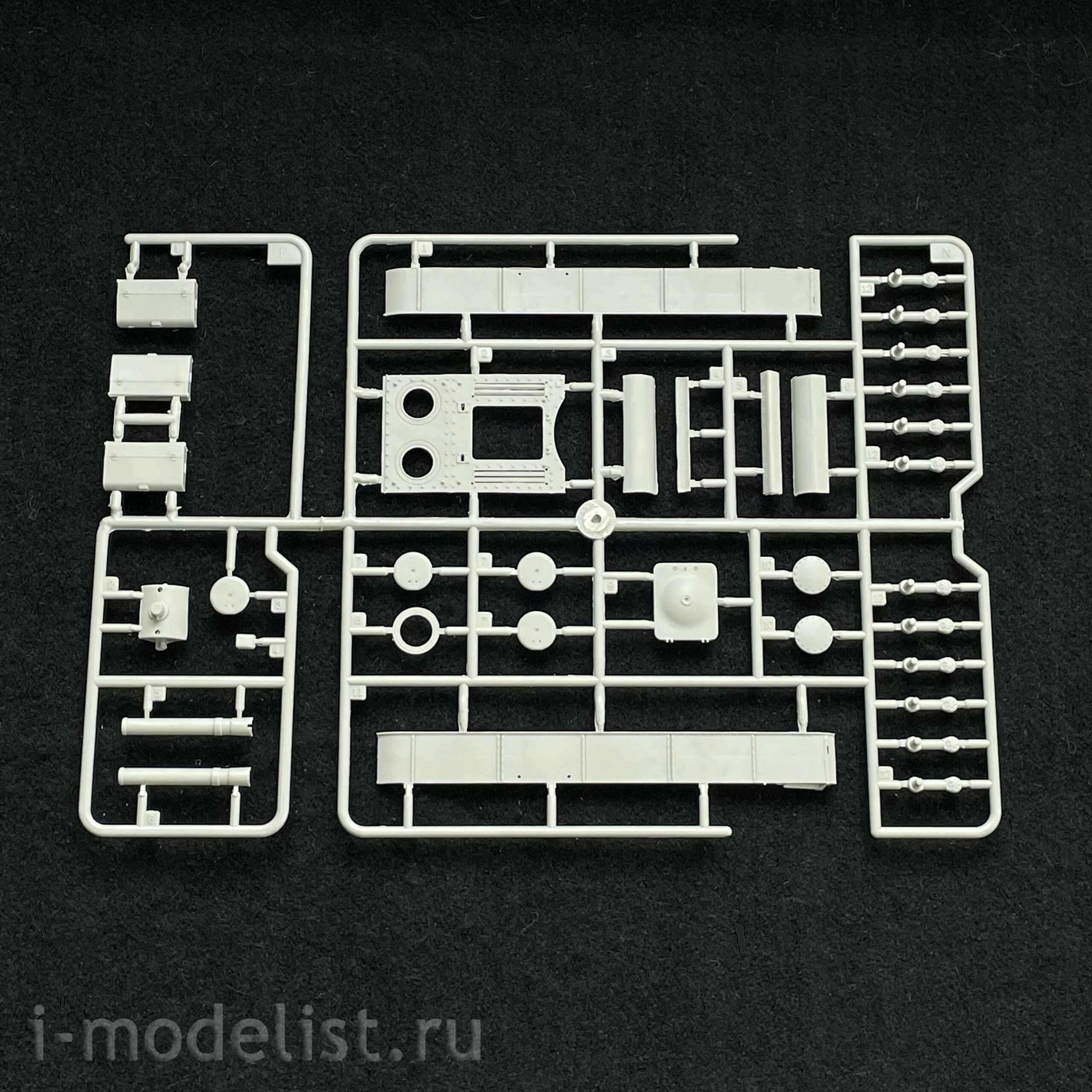 84811 HobbyBoss 1/48 Russian KV-1's Ehkranami tank