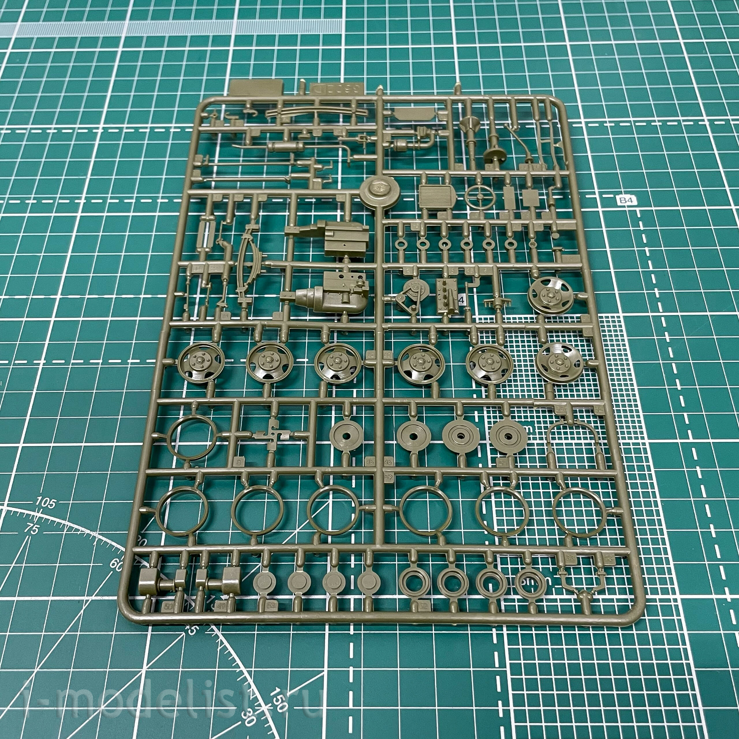 3547 Zvezda 1/35 Truck GAZ-AAA