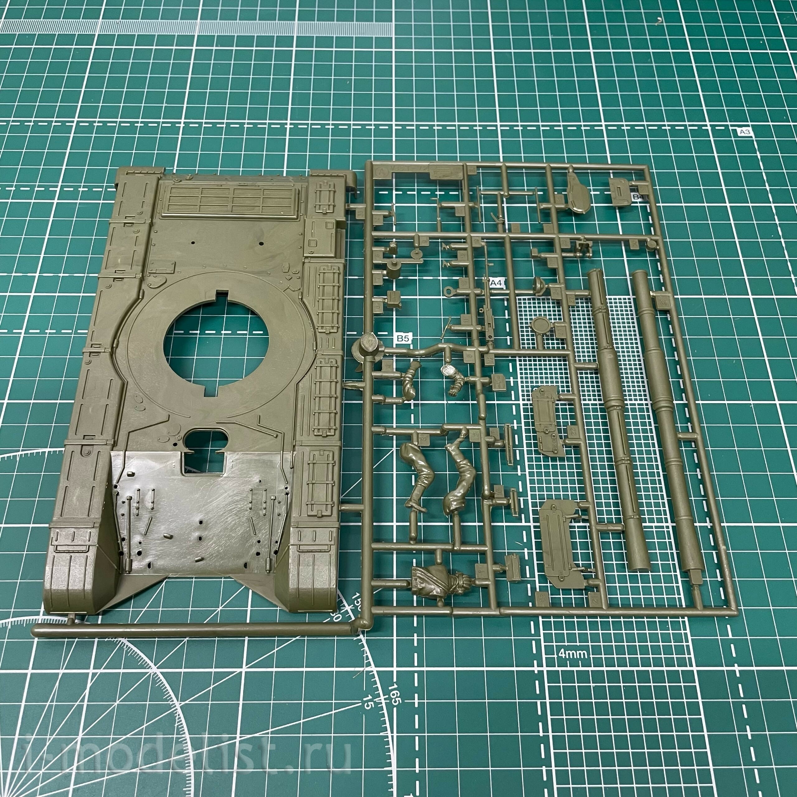 3550 Zvezda 1/35 Soviet t-72B tank