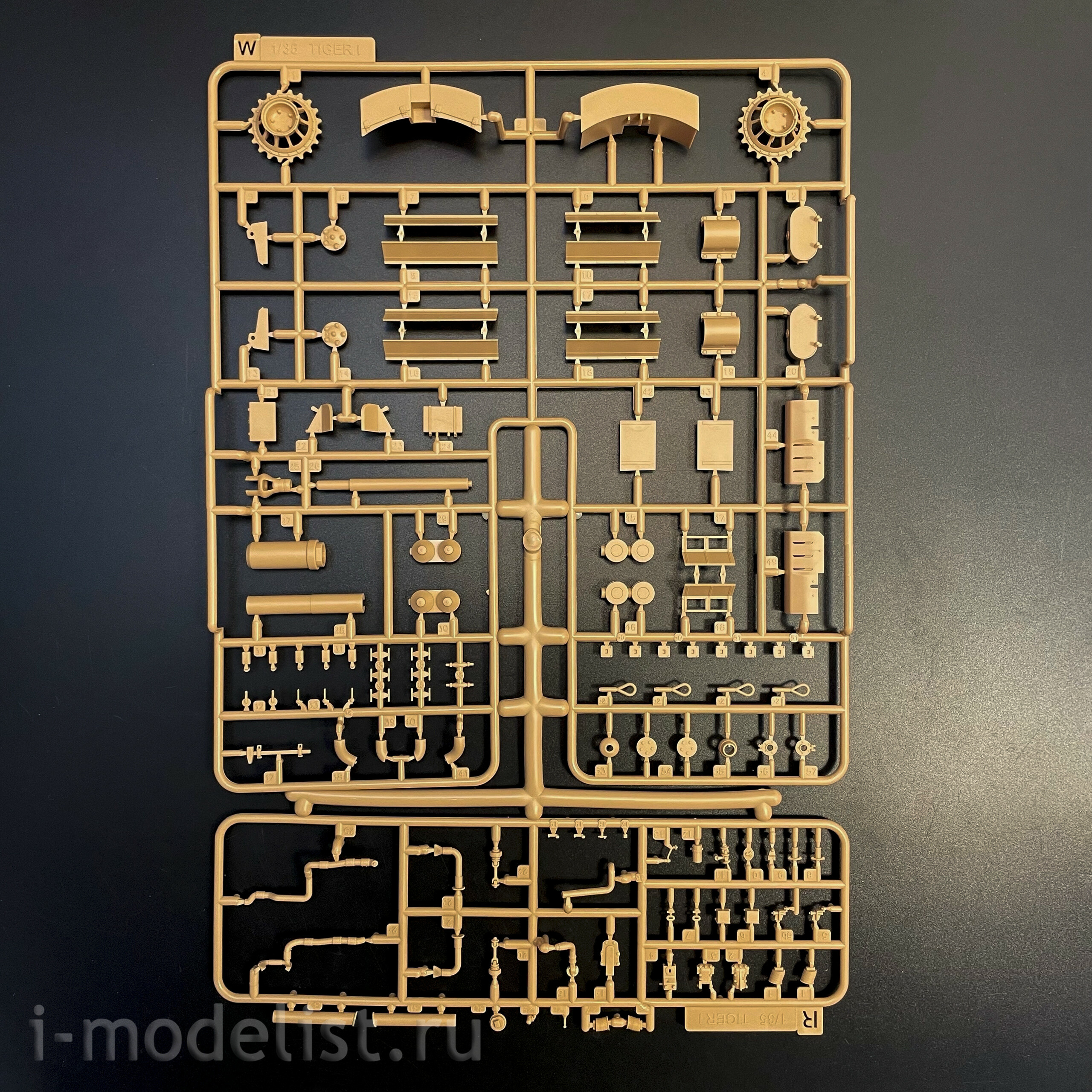 RM-5139 Rye Field Model 1/35 Notмецкий танк Sd.kfz.181 Tiger I (ранний, Курск 1943) с фигуркой Михаэля Виттманна