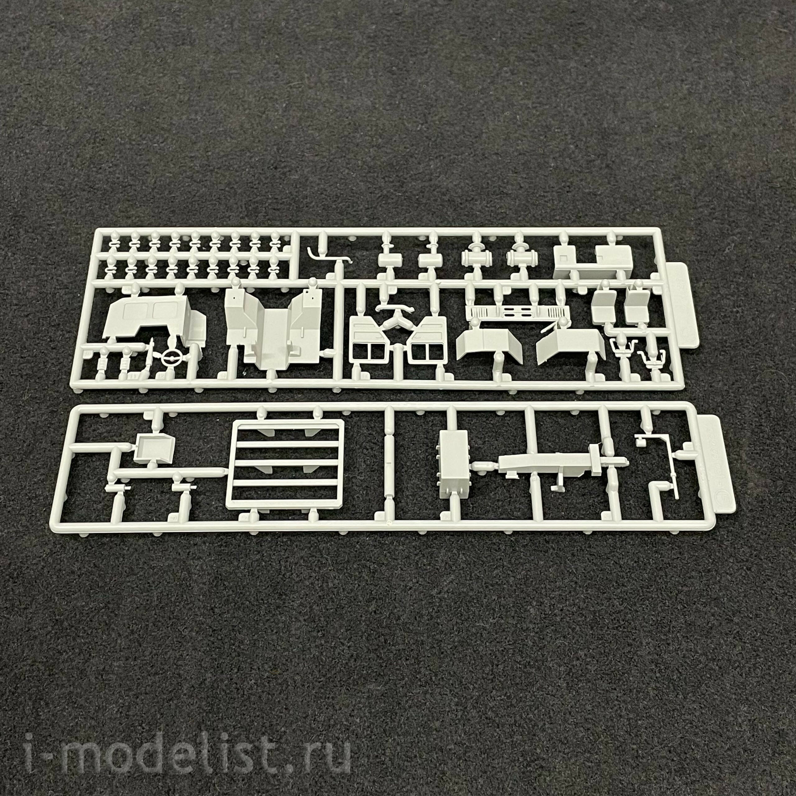 UA72340 Modelcollect 1/72 NATO M1014 MAN tractor and BGM-109G land-based cruise missile