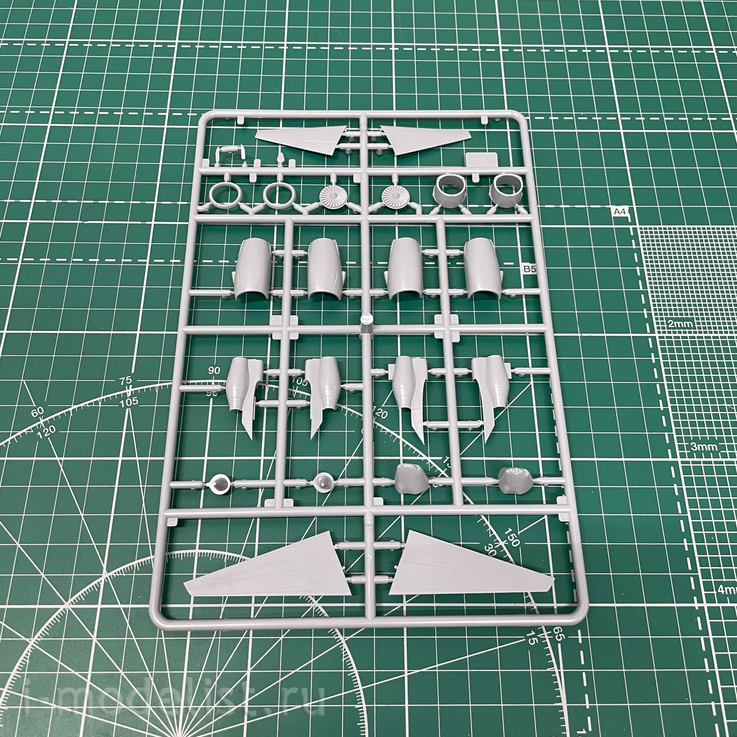 7019 Zvezda 1/144 Passenger Airliner Boeing 737-800™
