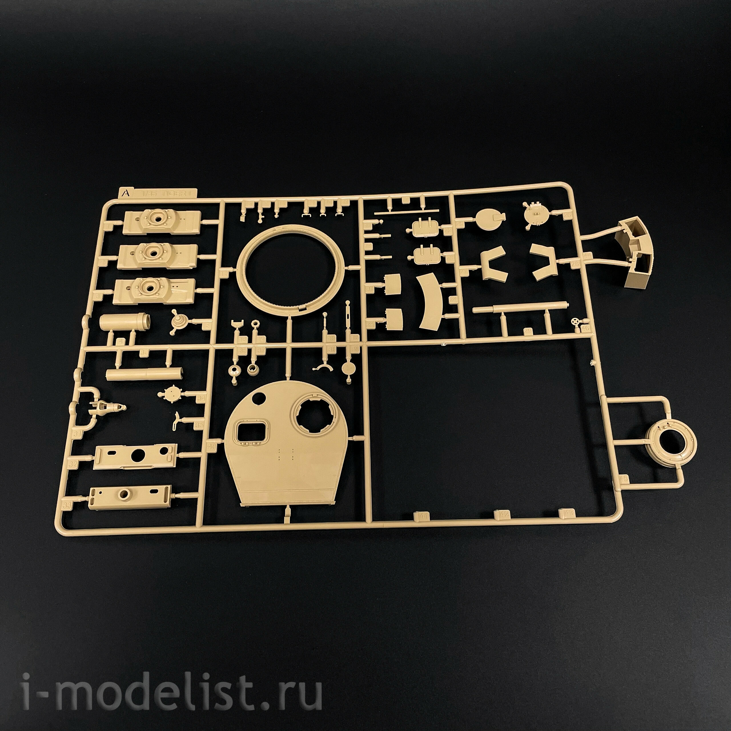 RM-5100 Rye Field Model 1/35 German Tank Pz. Kpfw. VI Ausf. E Tiger I mid. Production
