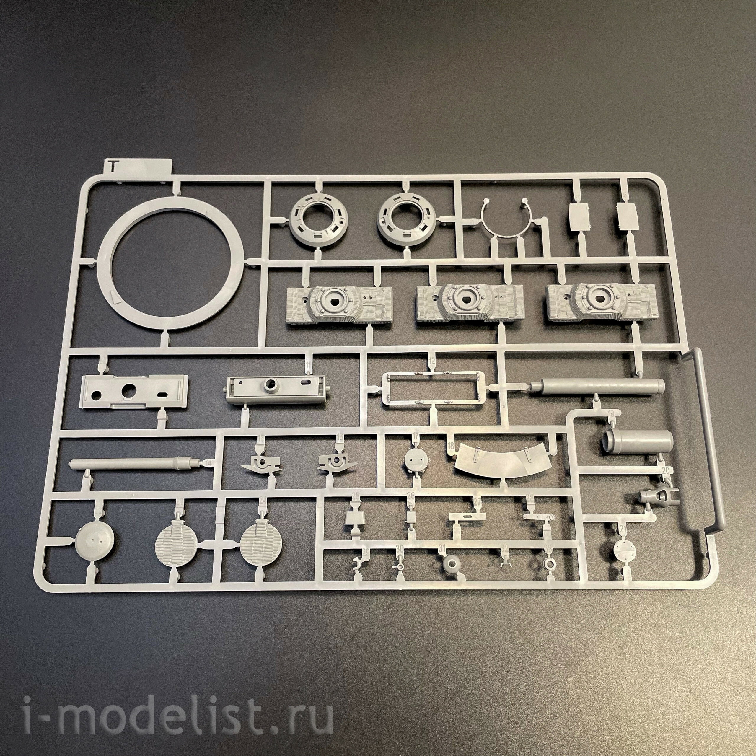 2195 Takom 1/35 Notмецкий тяжёлый танк Sd.Kfz.181 Pz.Kpfw.VI Ausf.E - Tiger I ранний с фигурой Michael Wittmann