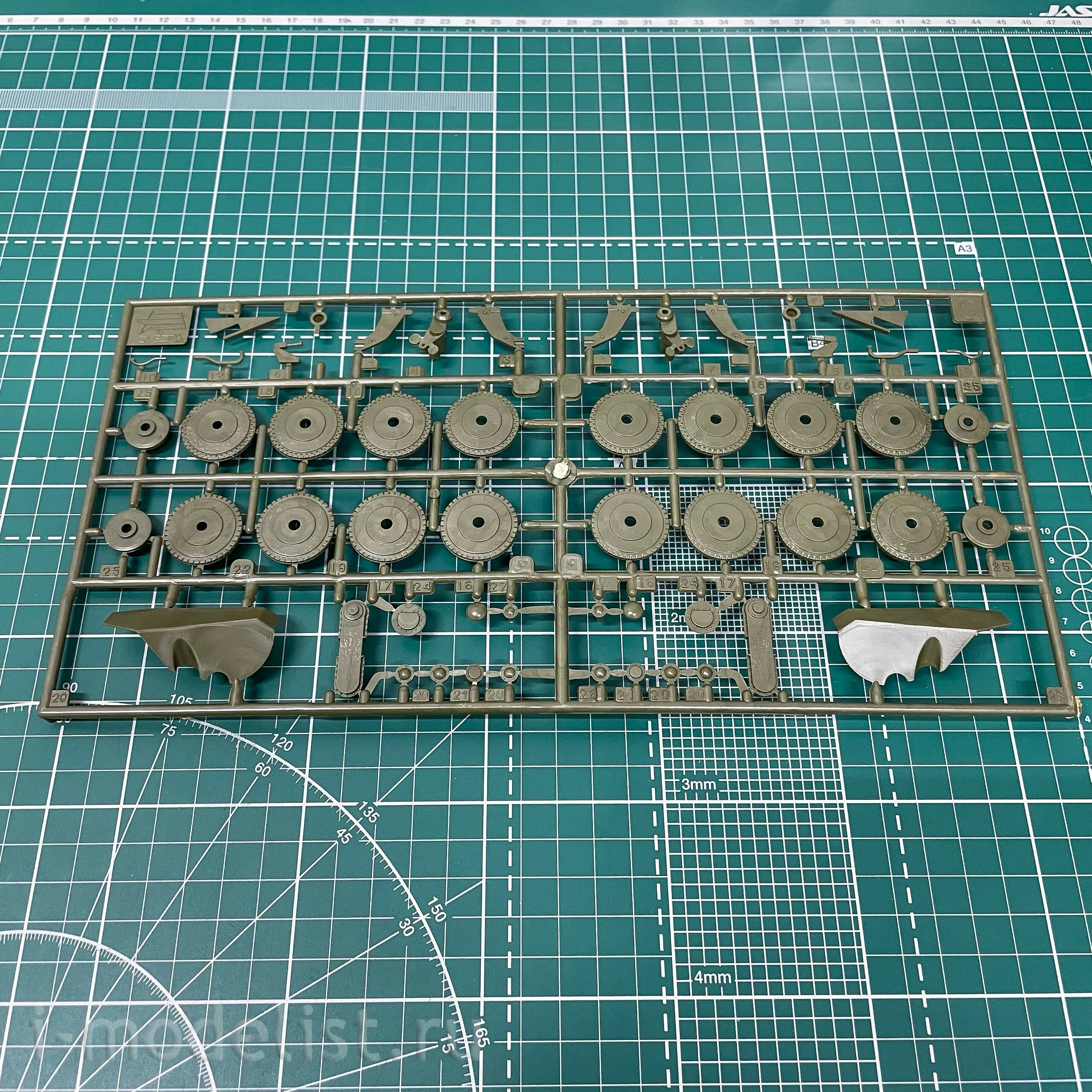 3545 Zvezda 1/35 Soviet BT-7 Tank