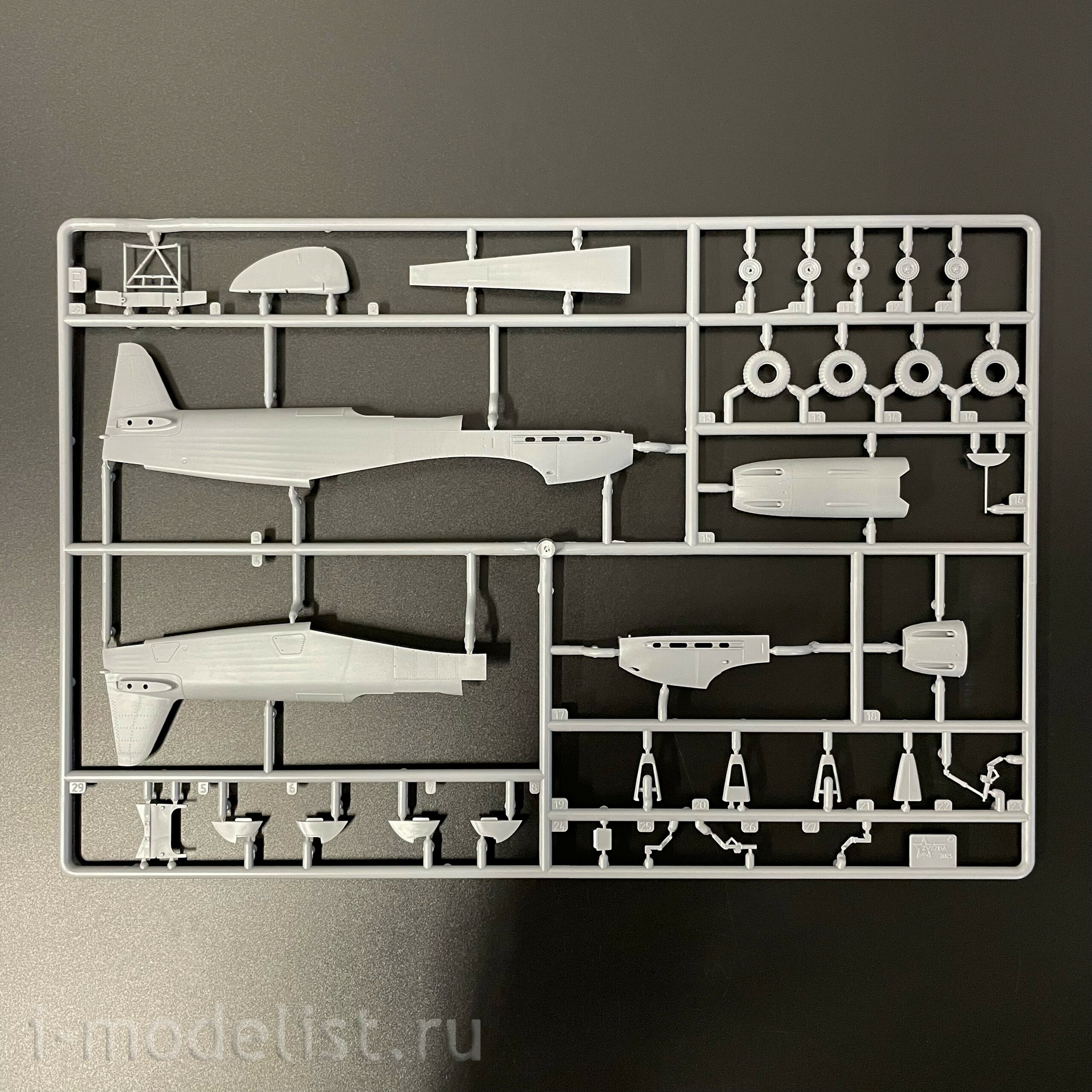 4837 Zvezda 1/48 Советский истребитель Як-7Б поздний образца 1943