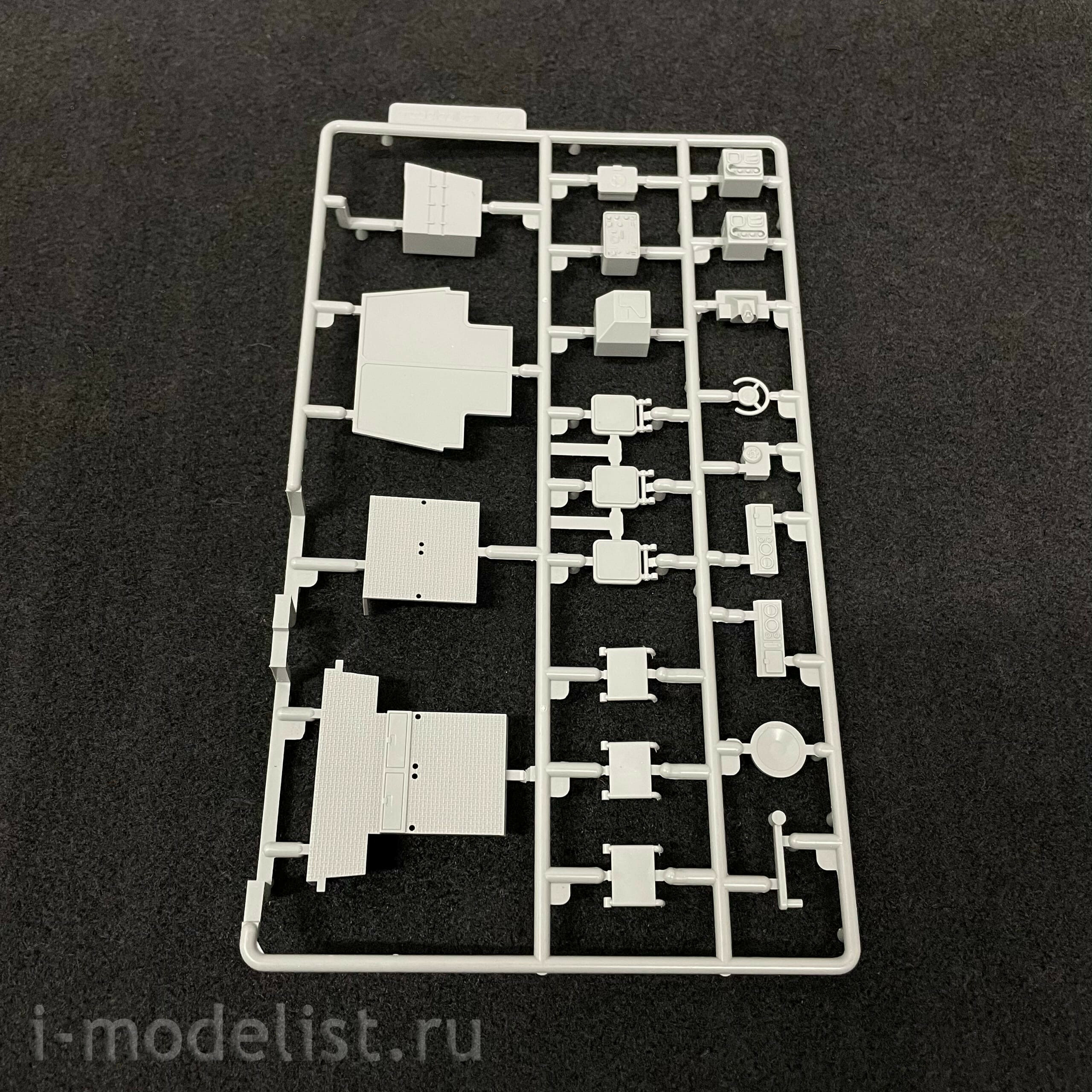 UA35042 Modellcolelct 1/35 German Sdkfz 553 Kaiserkafer with Twin 15 cm sIG 33 howitzers