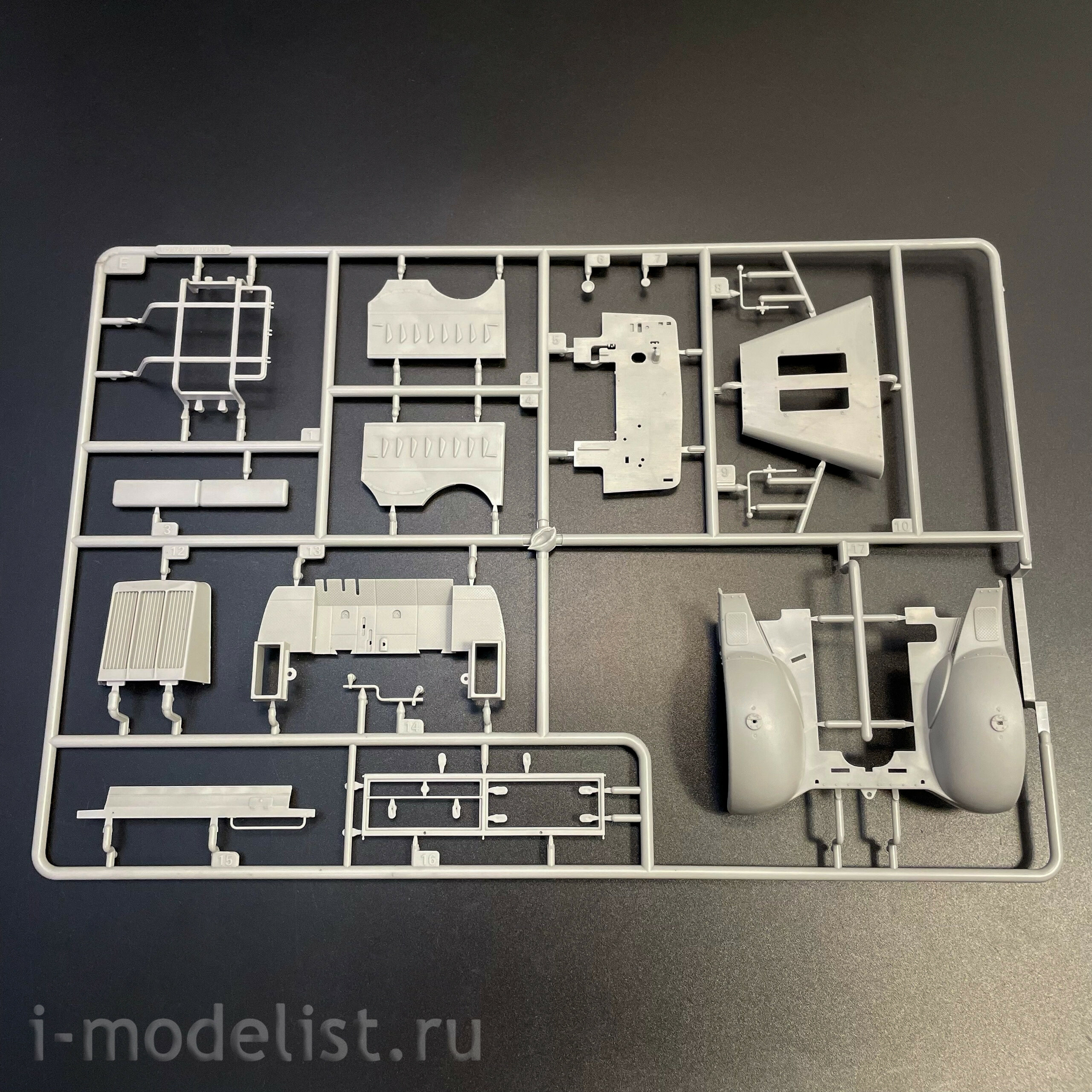 09575 Т$ач 1/35 Тяжелый тягач Schwerer Zugkraftwagen 18to Sd.Kfz. 9 (Артиллерийская версия)