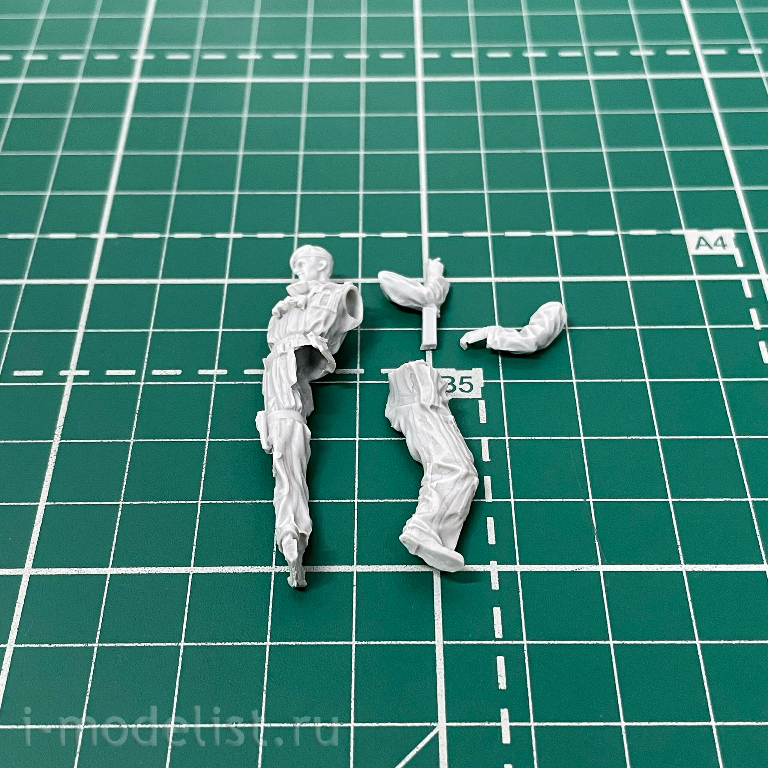 35A013 Amusing Hobby 1/35 Super Conqueror