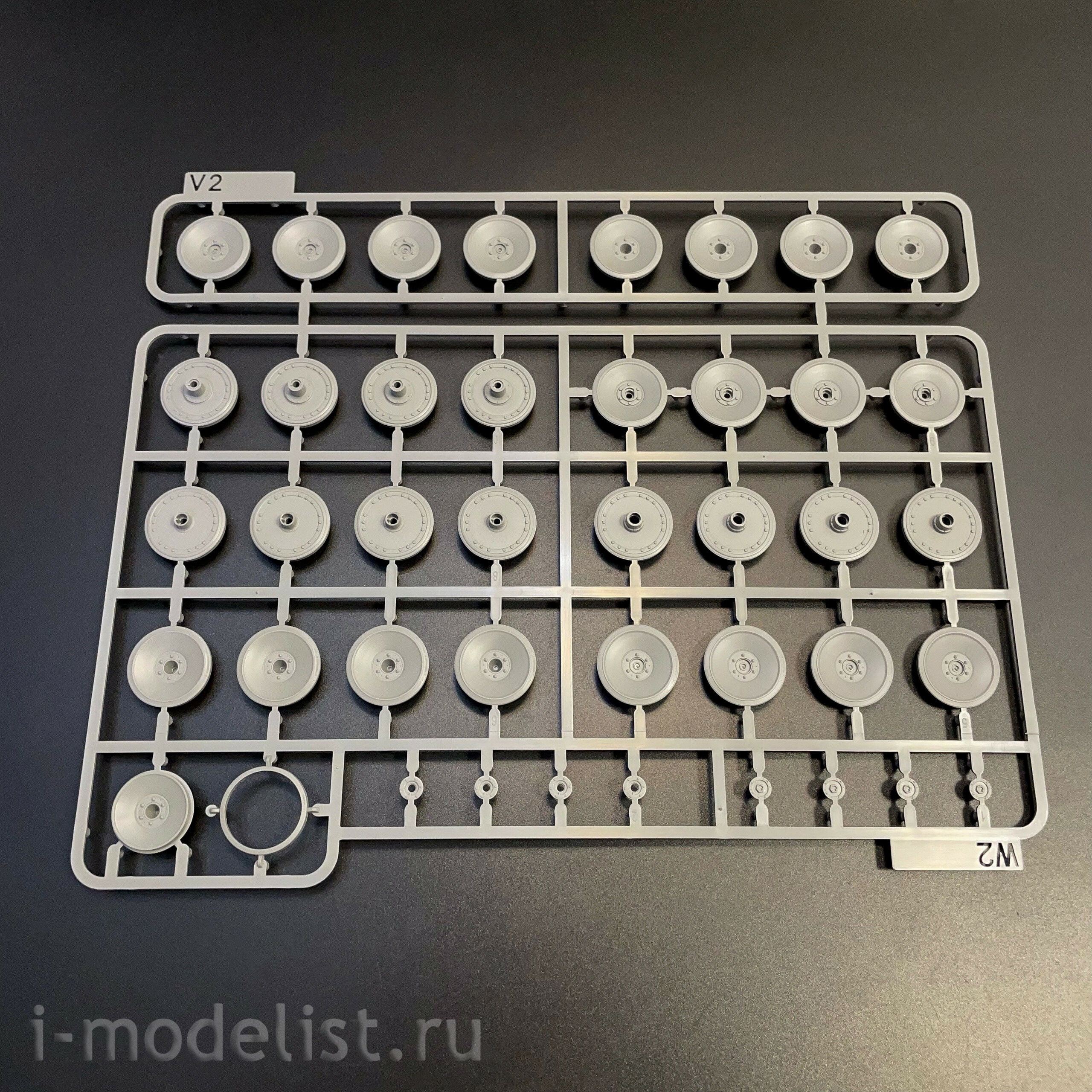 2195W Takom 1/35 Набор TIGER I² BOX - Sd.Kfz.181 Pz.Kpfw.VI Ausf.E Tiger I Command + Tiger I + фигура Михаэля Виттманна в 1/16