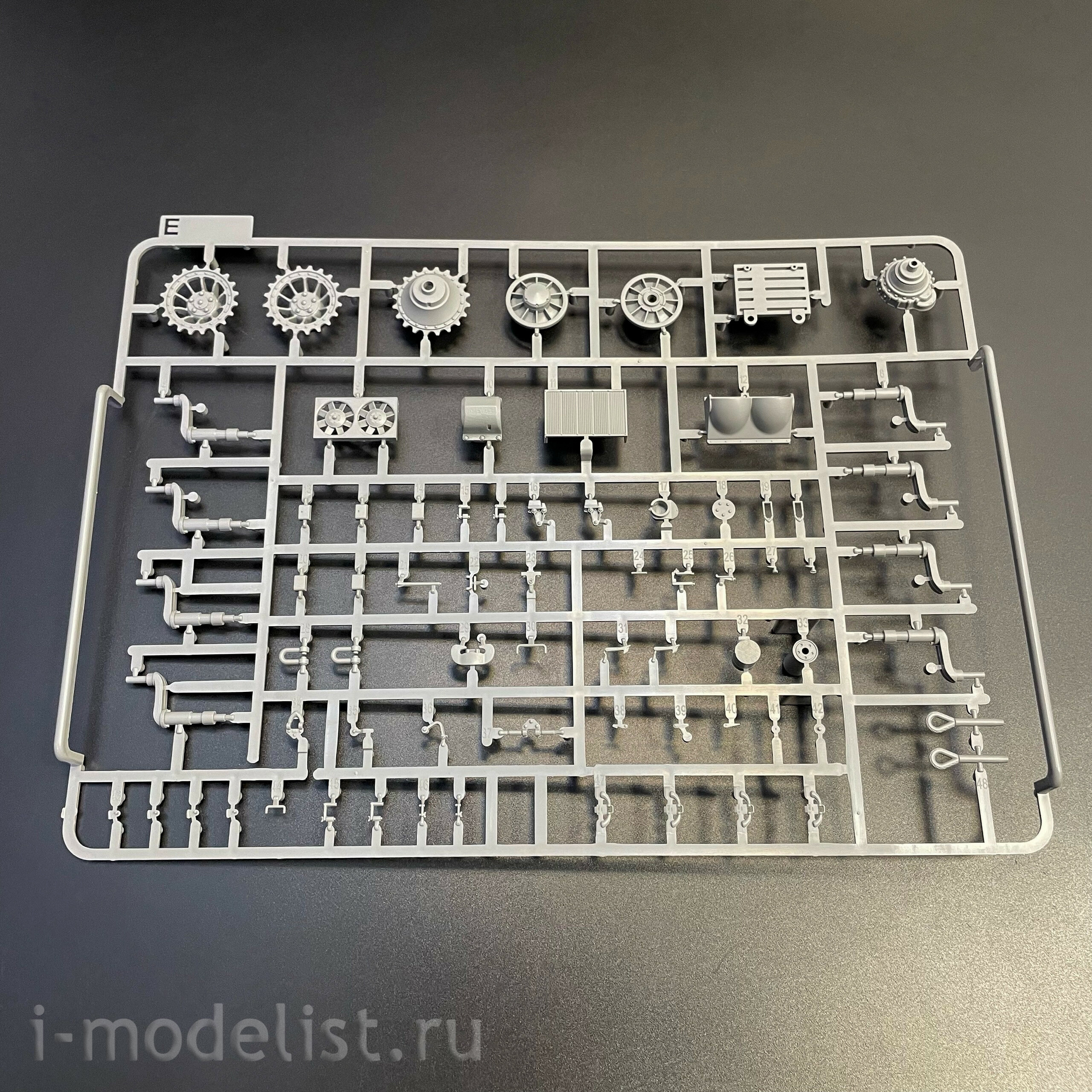 2195 Takom 1/35 Notмецкий тяжёлый танк Sd.Kfz.181 Pz.Kpfw.VI Ausf.E - Tiger I ранний с фигурой Michael Wittmann