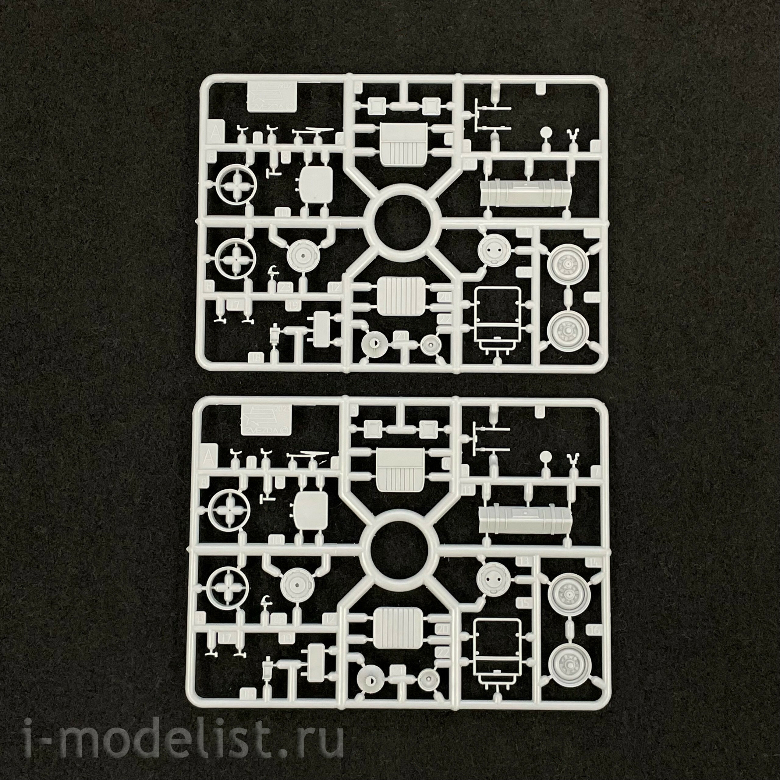 3629 Zvezda 1/35 Soviet military SUV UAZ-469