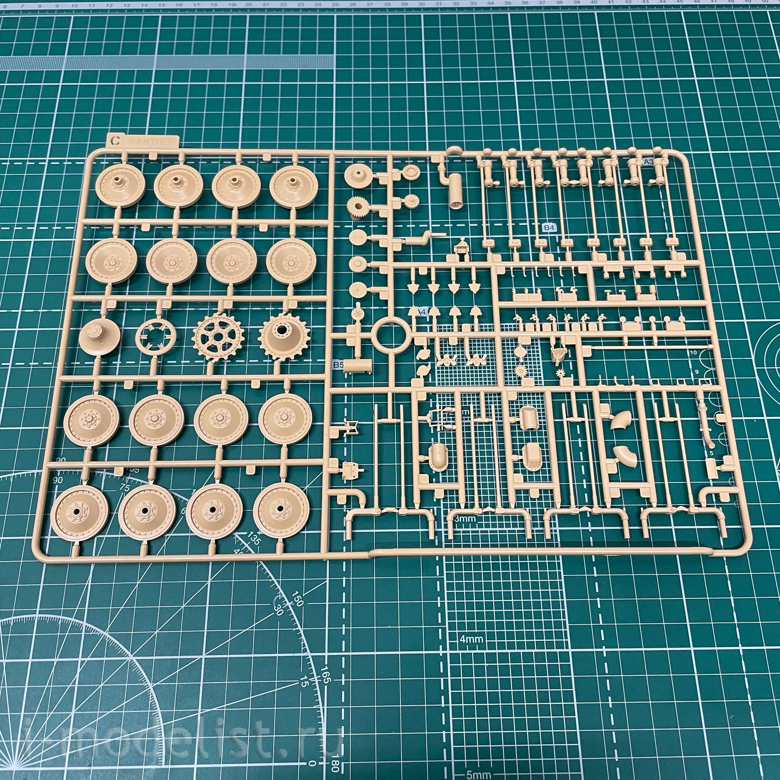 RM-5045 Rye Field Model 1/35 German Medium Tank Sd.Kfz.171 Panther Ausf.F with working tracks and Kw.K 42 L/70 & Kw.K 42 L/100