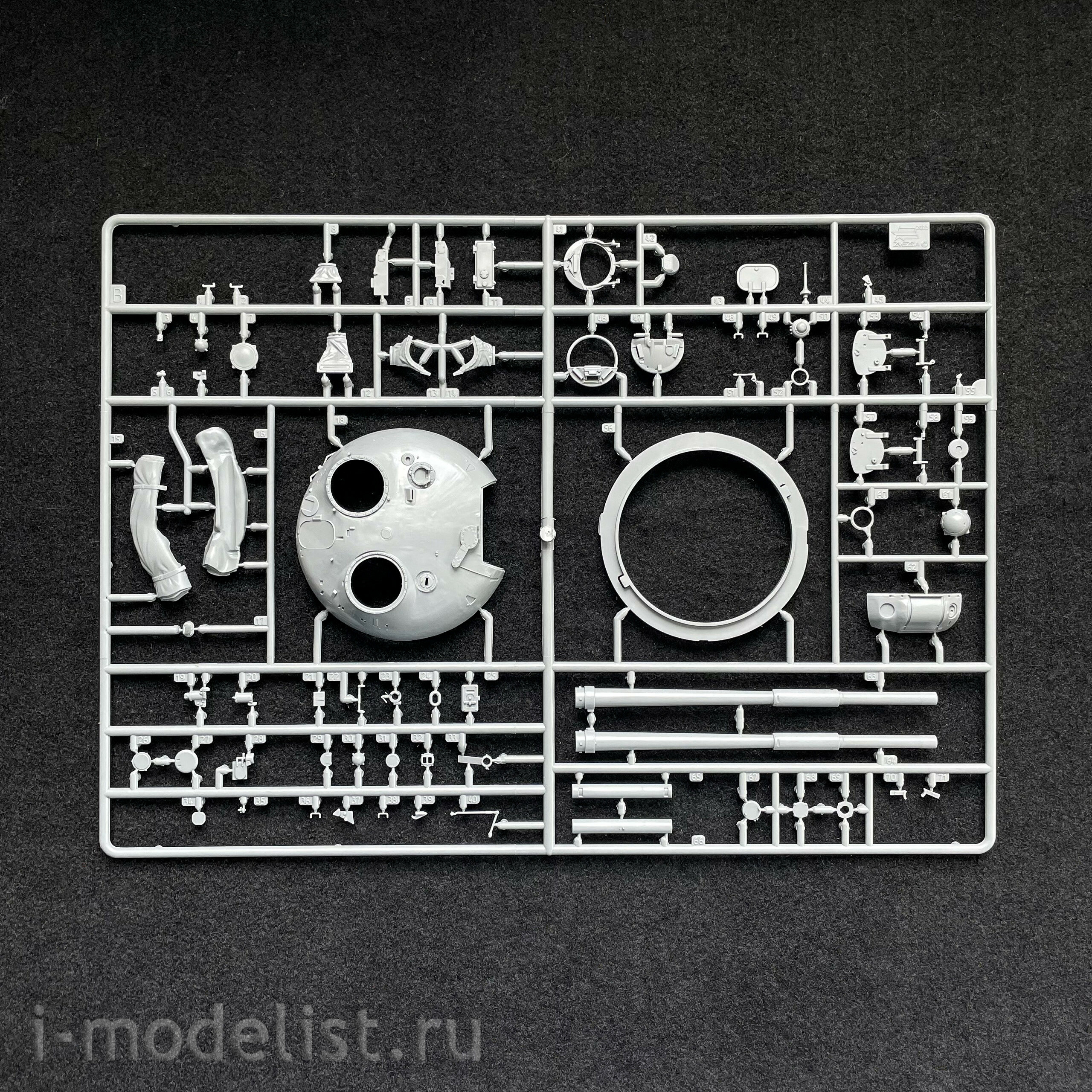 3673 Zvezda 1/35 T-62 tank of the 1974-75 model.