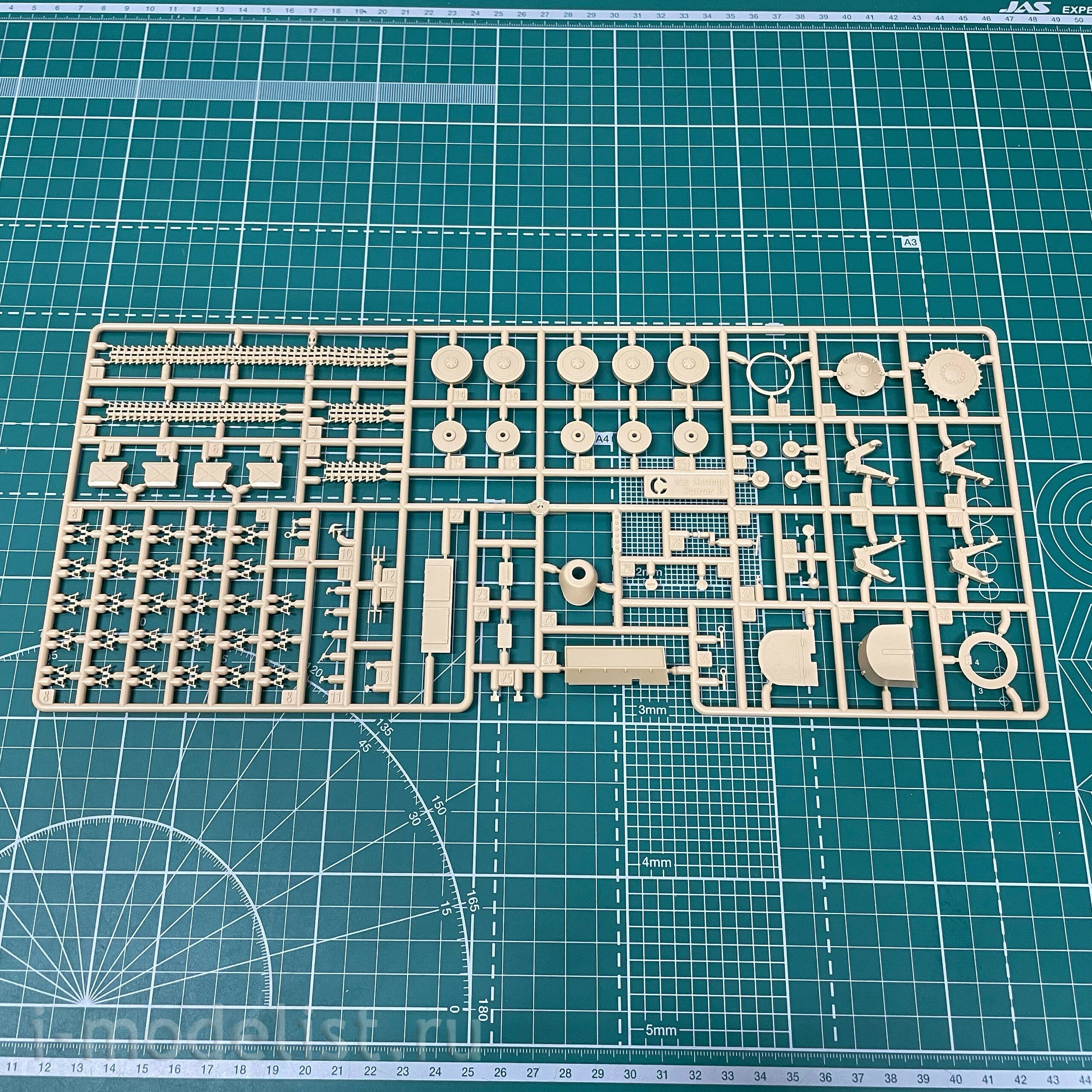 13535 Academy 1/35 Tank German Panzer II Ausf.F North Africa