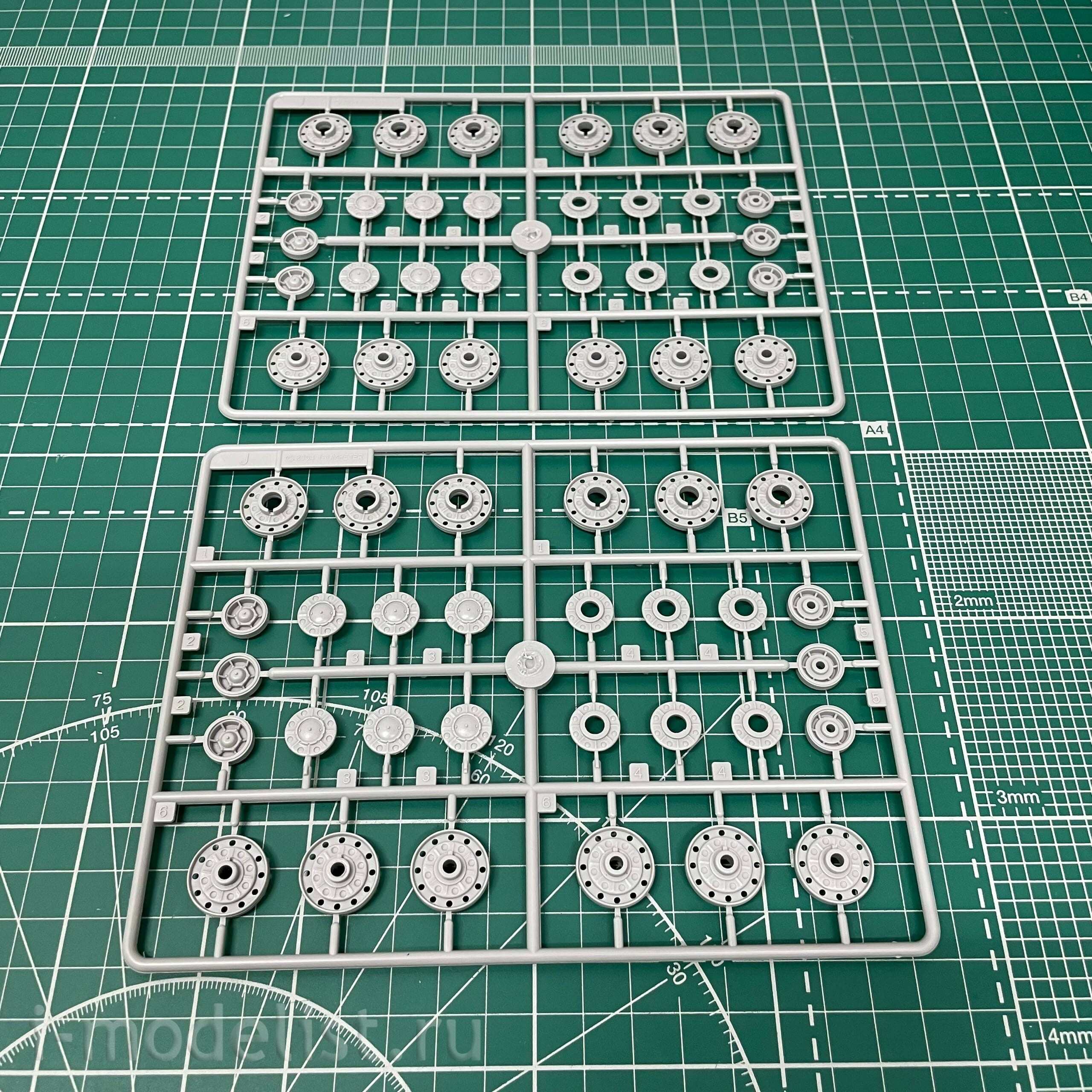 303528 Model 1/35 Heavy tank KV-2 with turret MT-1