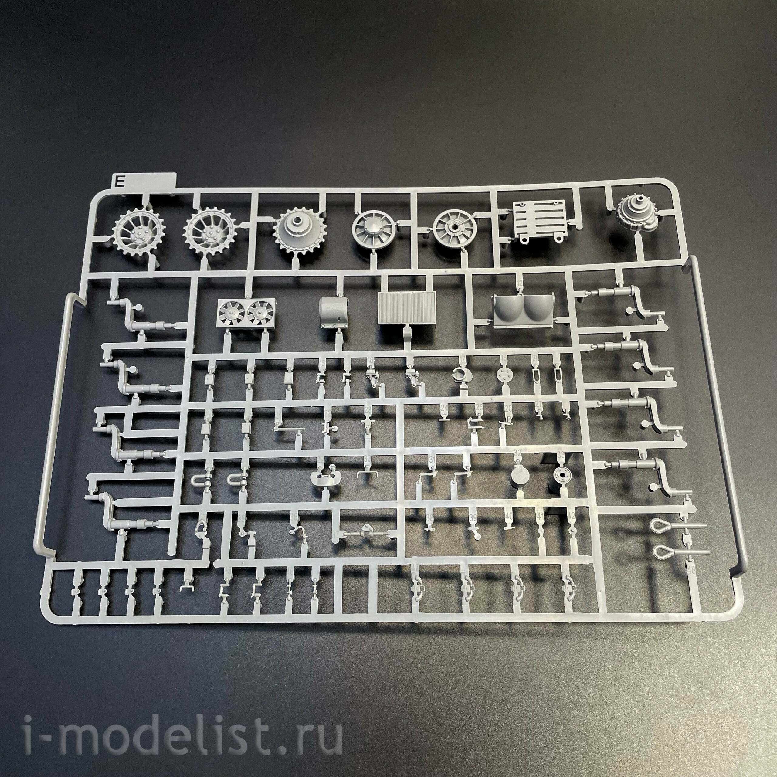 2196 Takom 1/35 Notмецкий тяжёлый танк Sd.Kfz.181 Pz.Kpfw.VI Ausf.E - Tiger I ранний