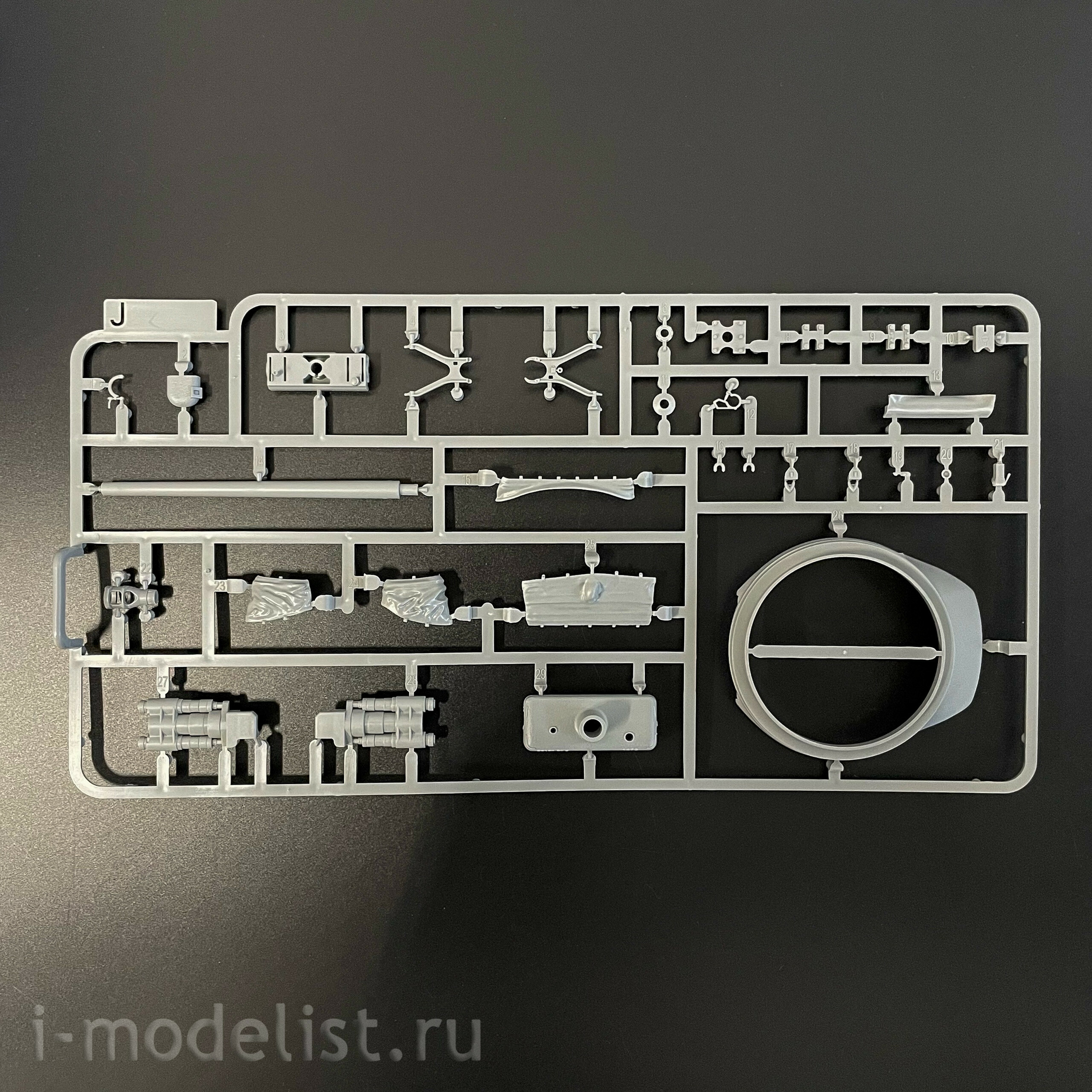 2205W Takom 1/35 Набор Sherman Box: M4A1 (76w) HVSS + M1 Super Sherman + фигура члена экипажа танка армии США в 1/16 масштабе