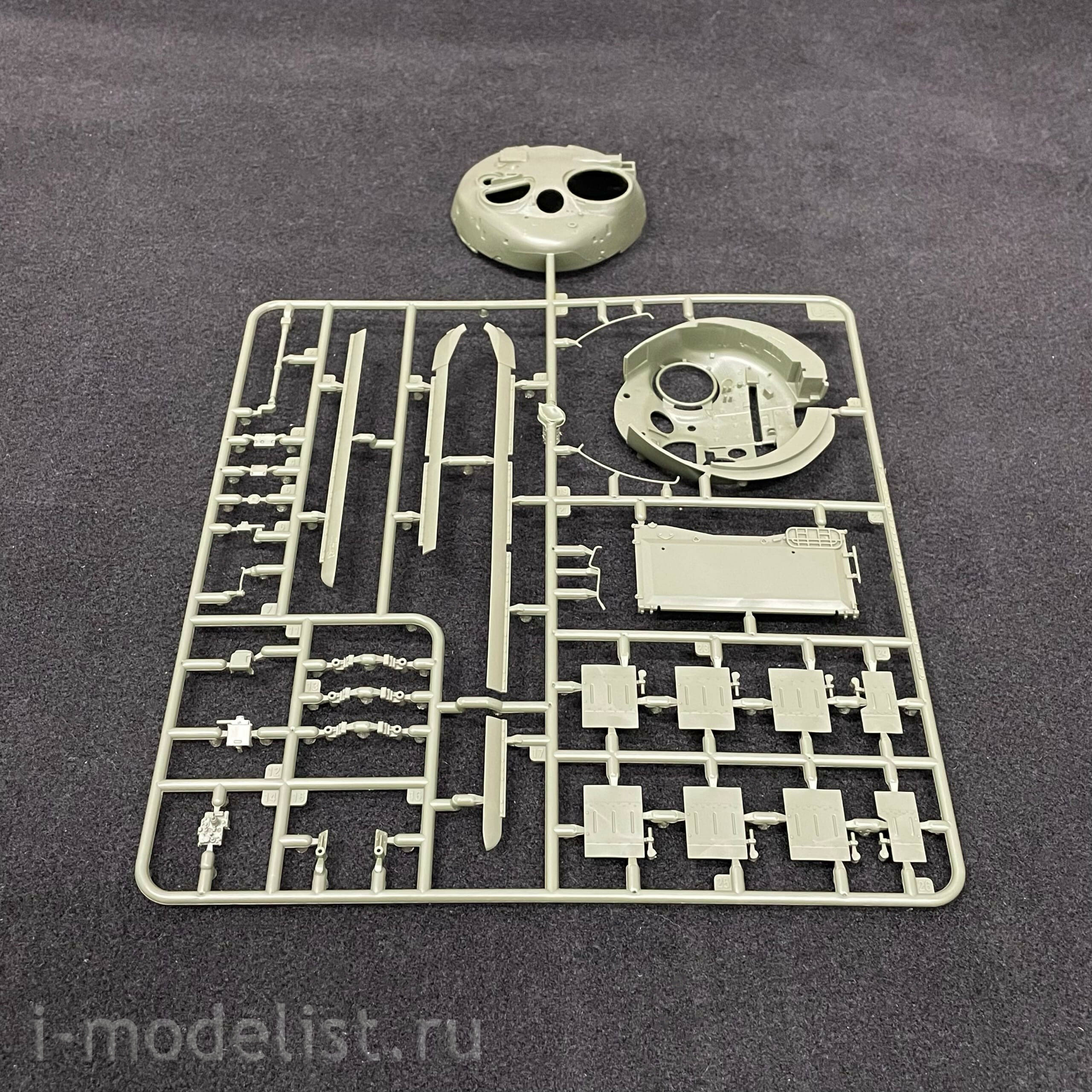 35A052 Amusing Hobby 1/35 Soviet T-72 Ural tank with full interior (under license from UVZ)