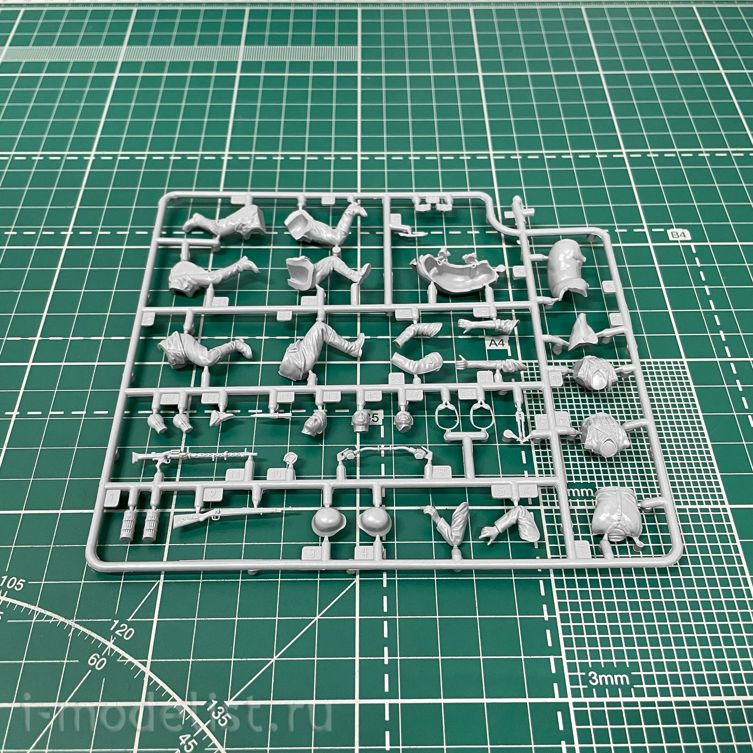 3607 Zvezda 1/35 BMW Motorcycle R-12 with sidecar and crew