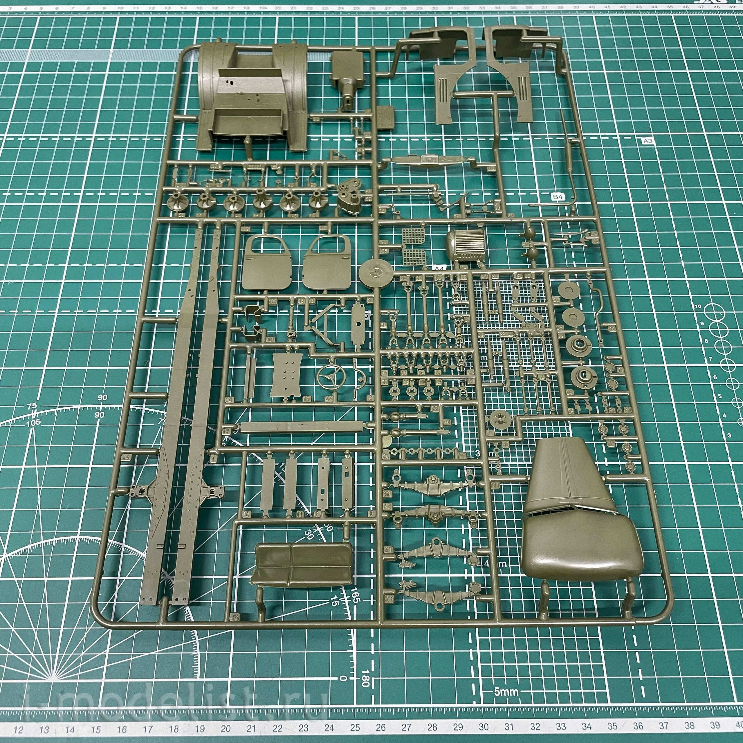 3521 Zvezda 1/35 BM-13 