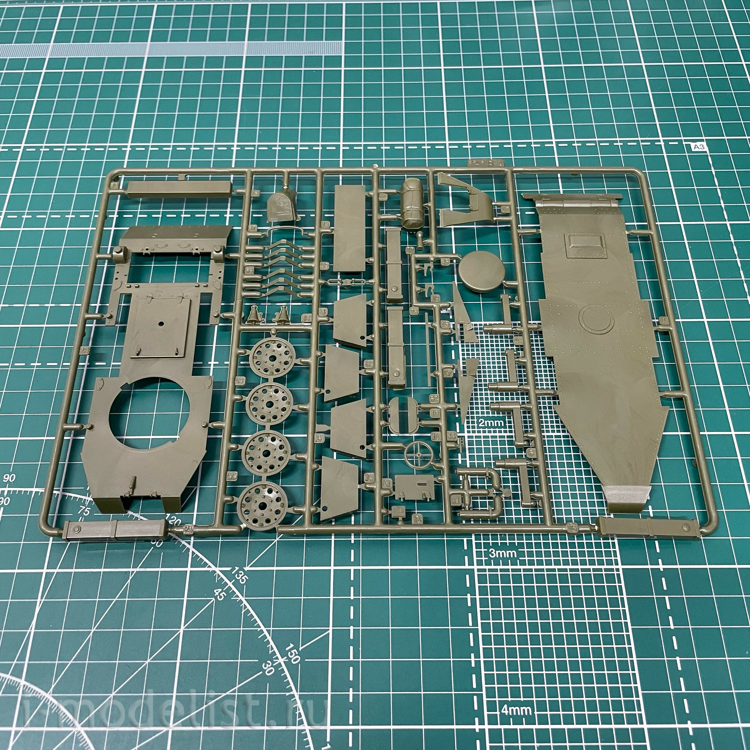3545 Zvezda 1/35 Soviet BT-7 Tank