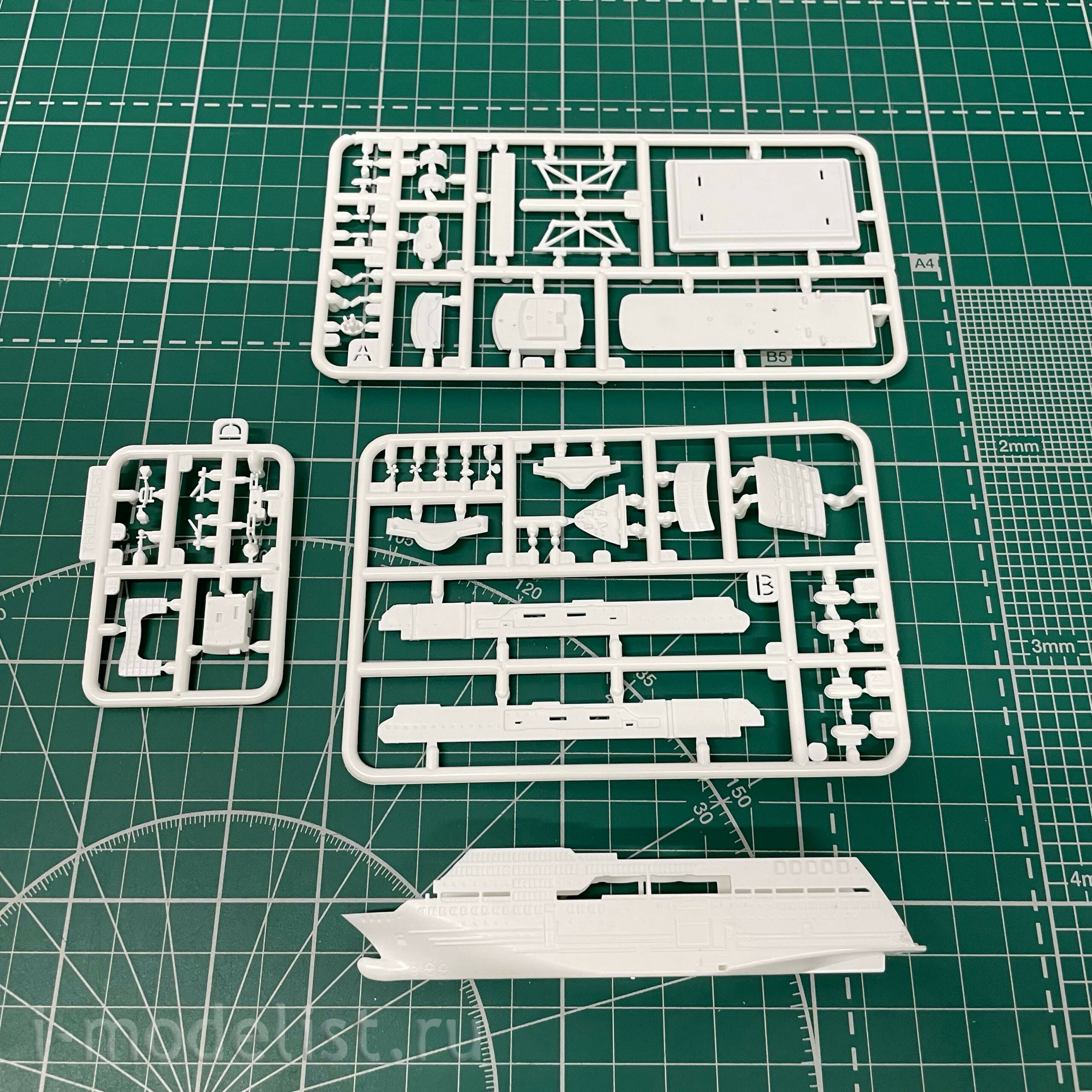 05692 Revell 1/1120 Hurtigruten 125th Anniversary Gift set. (The kit includes: glue, paint, brush).