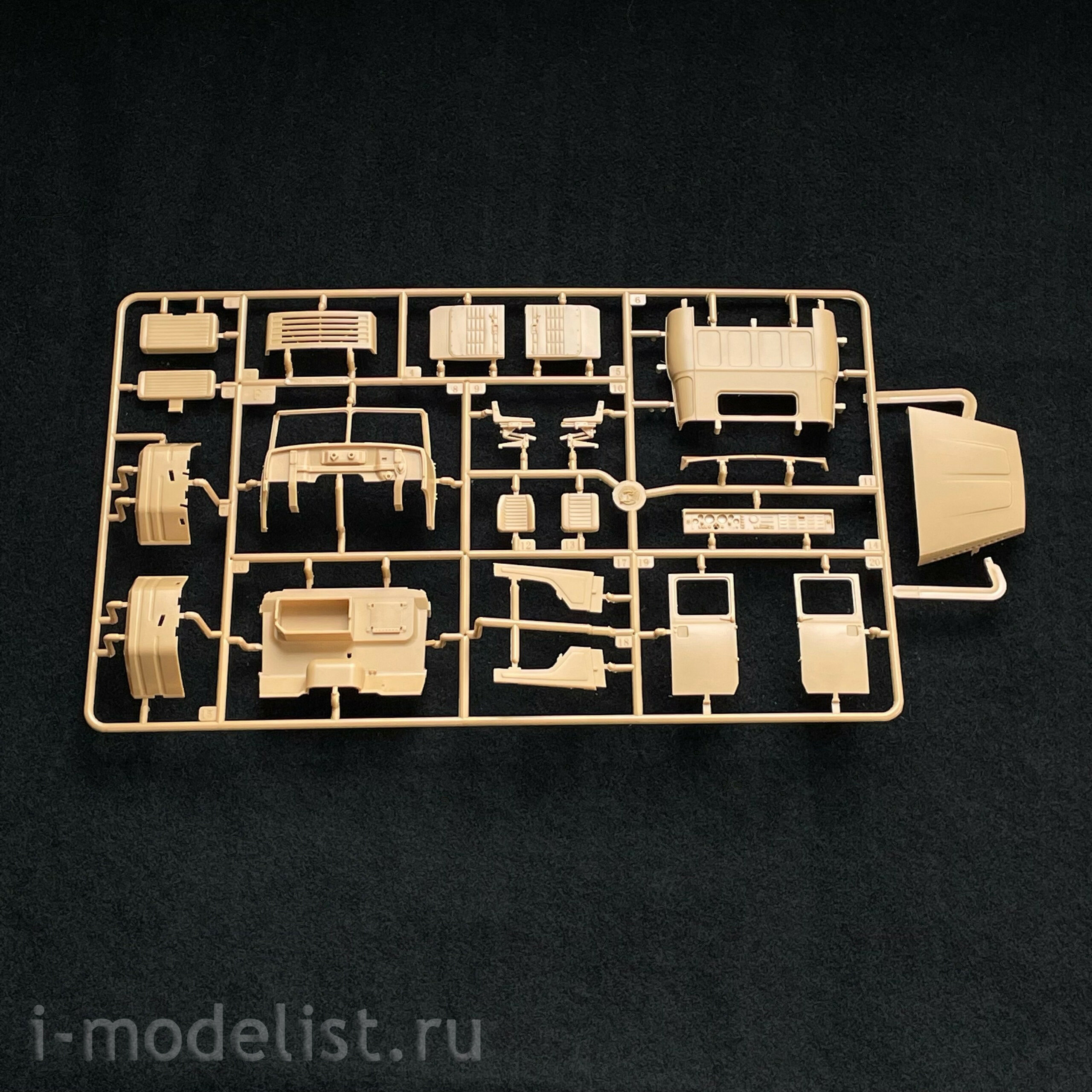 85510 HobbyBoss 1/35 Soviet truck KRAZ-260