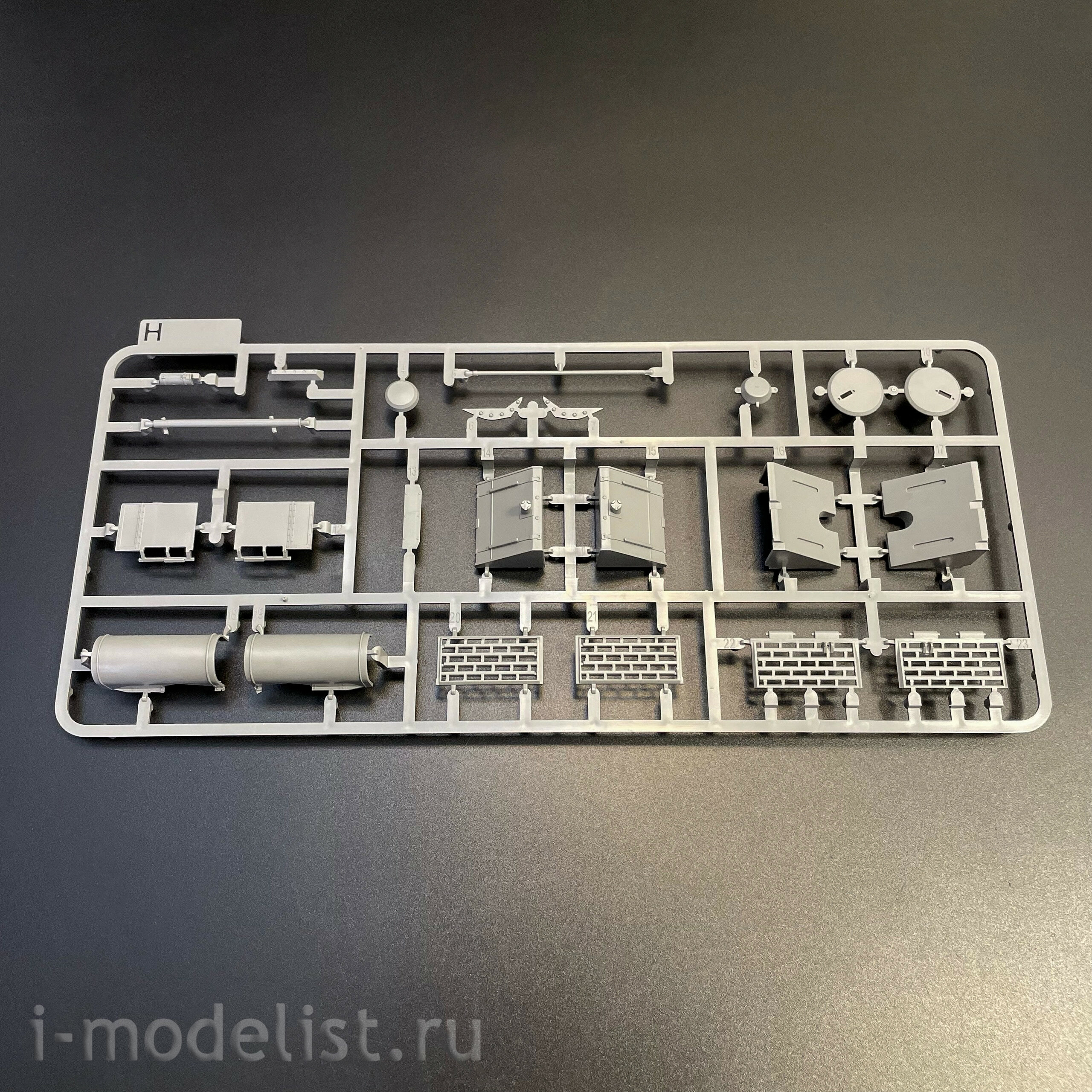 2195W Takom 1/35 Набор TIGER I² BOX - Sd.Kfz.181 Pz.Kpfw.VI Ausf.E Tiger I Command + Tiger I + фигура Михаэля Виттманна в 1/16