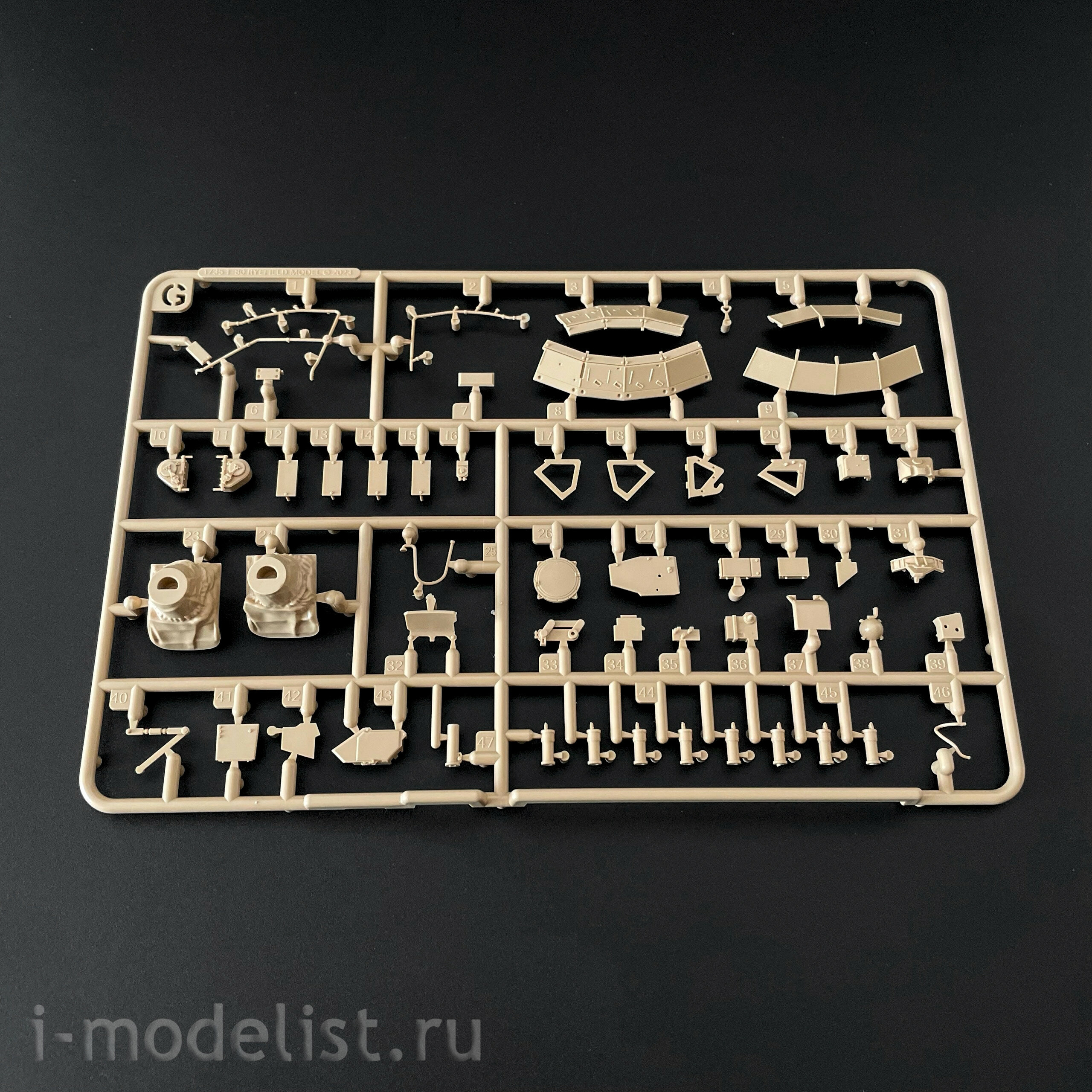 RM-5105 Rye Field Model 1/35 T-80U Main Battle Tank (licensed by Omsktransmash)