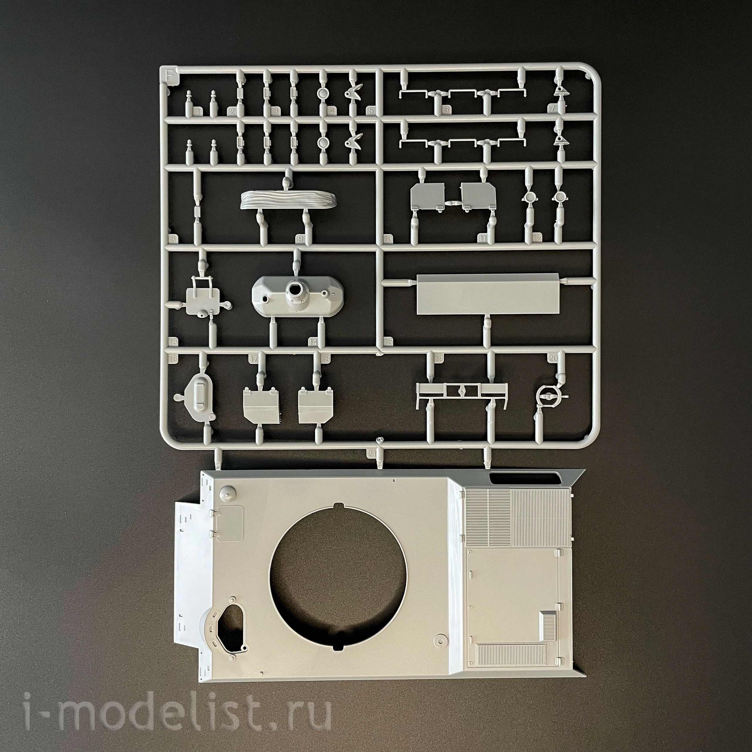 35A055 Amusing Hobby 1/35 Notмецкий танк Spähpanzer Ru 251