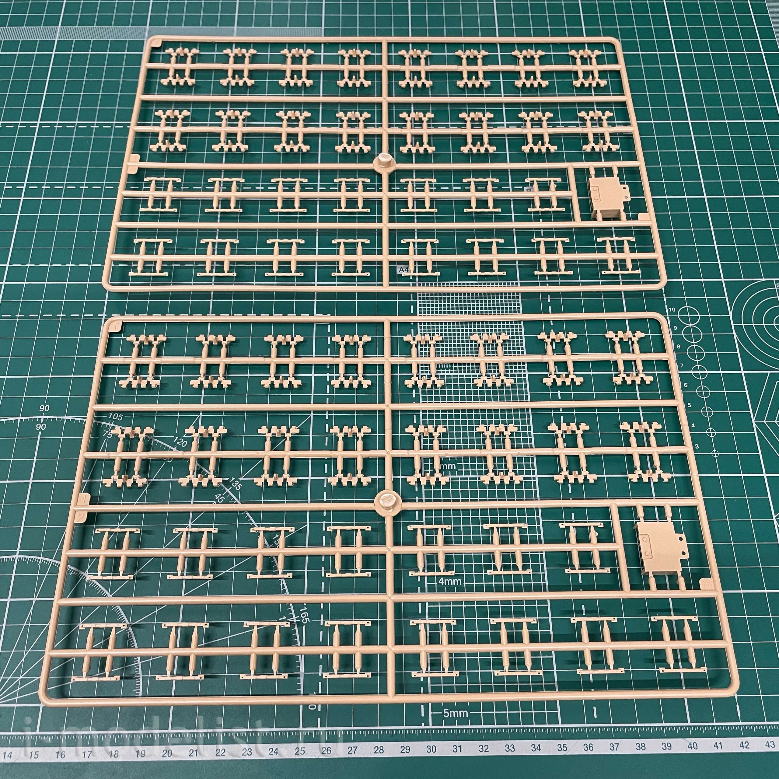 35A023 Amusing Hobby 1/35 Pz.Kpfw.VI Tiger(P)