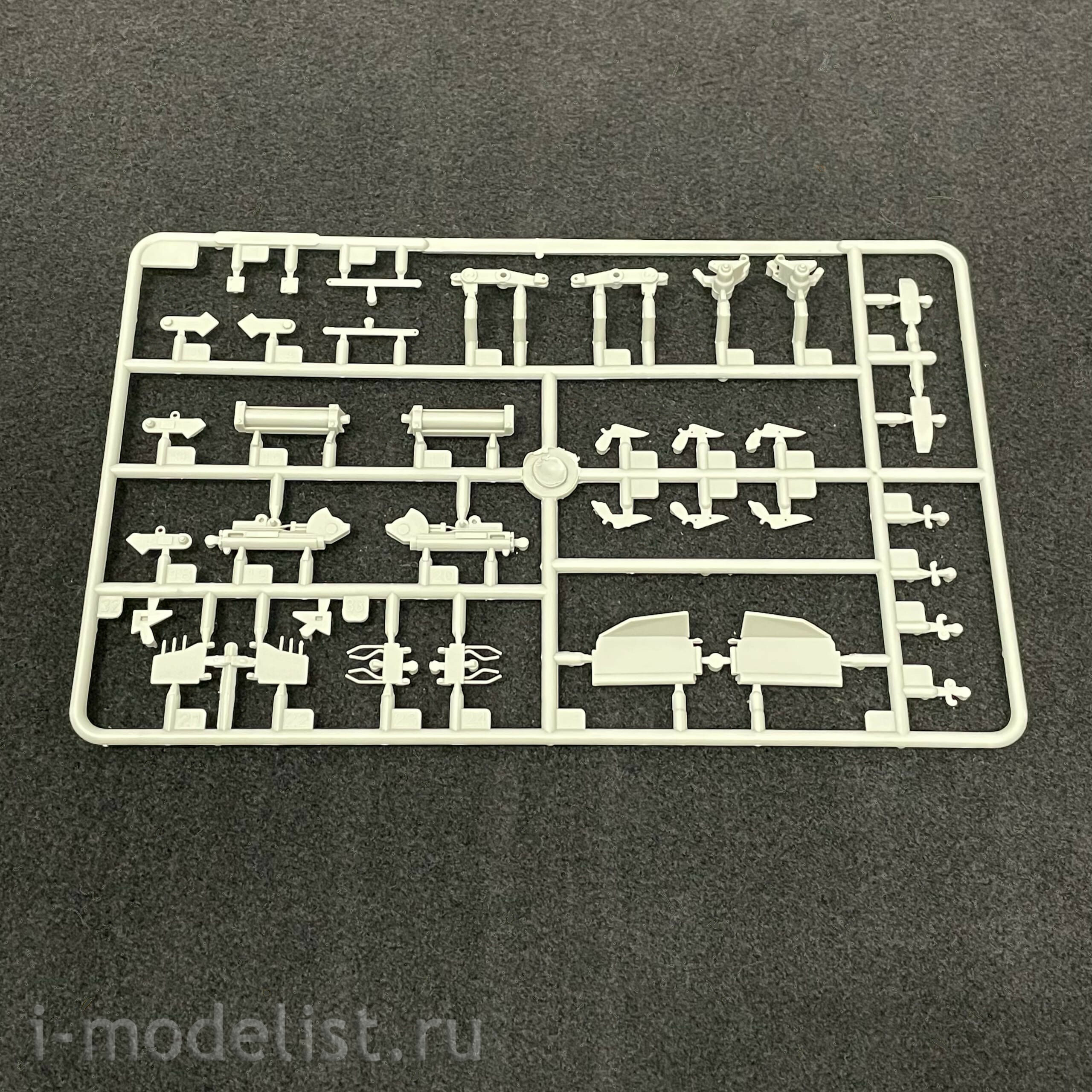 09609 Trubach 1/35 Russian T-72B1 tank with KTM-6 and lattice armor (under license from UVZ)