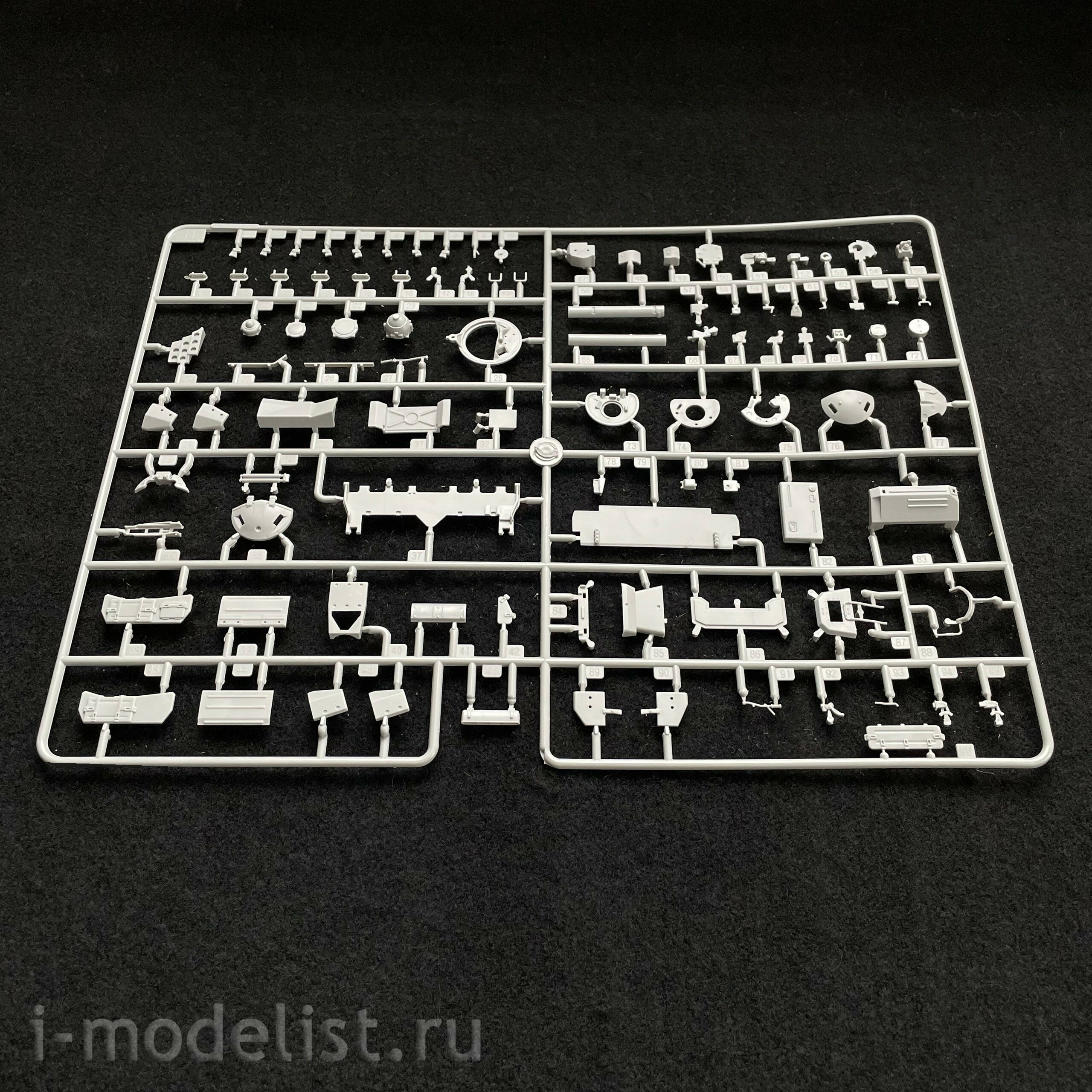 05598 Trumpeter 1/35 Russian T-72B tank (licensed by UVZ)