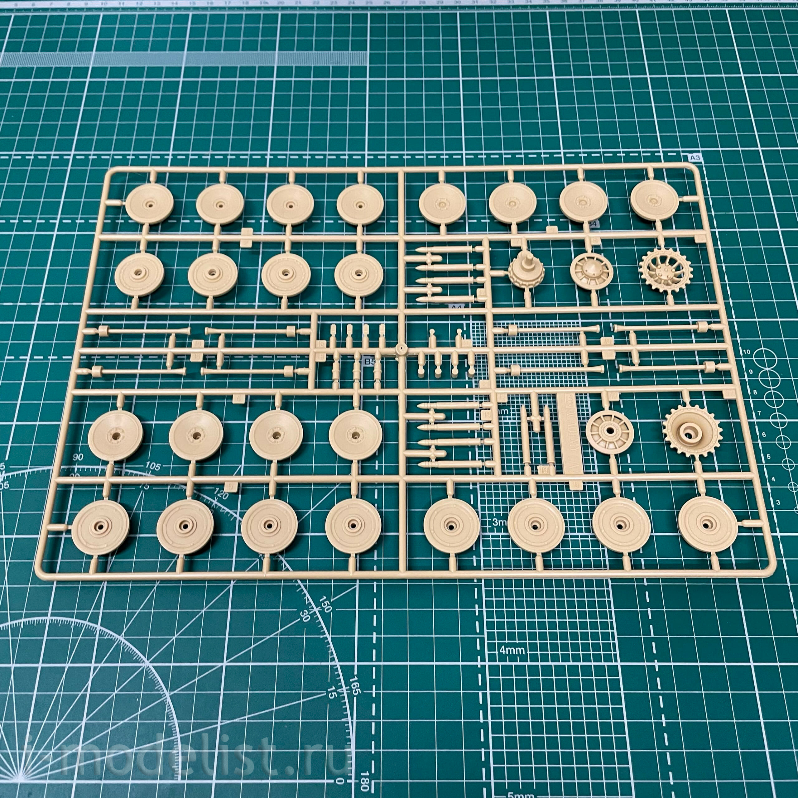 303563 Modeller of 1/35 PzKpfv VI Tiger Ausf. H, Kursk (repackaging of 