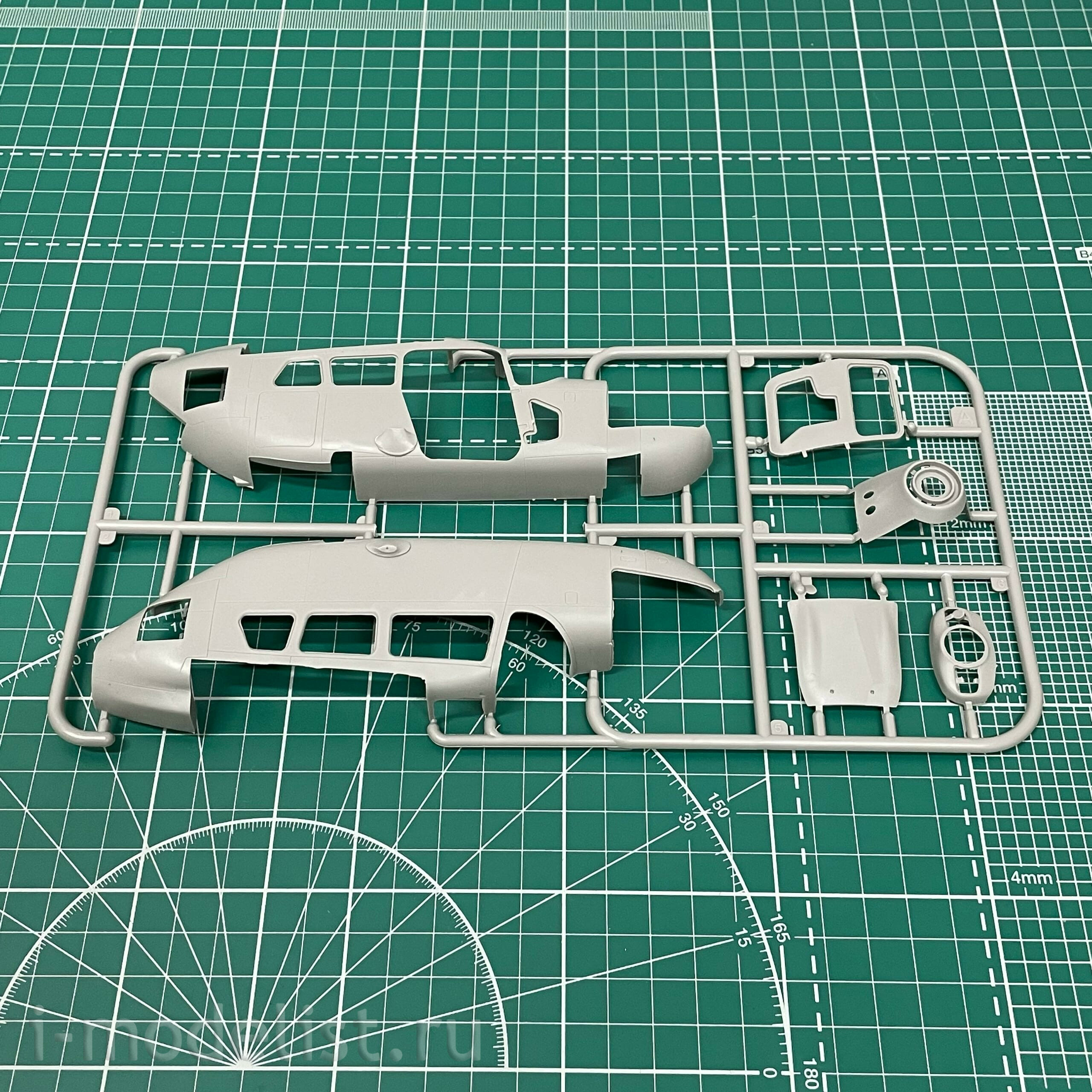 632 Roden 1/32 o-2A Skymaster Aircraft