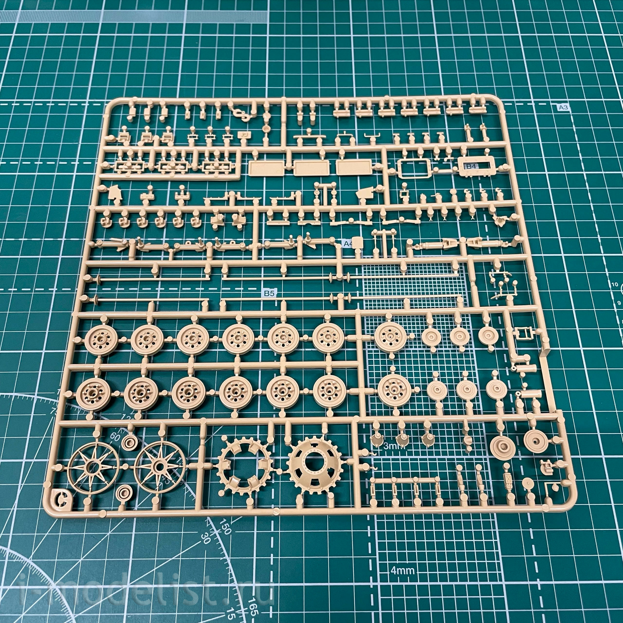 RM-5073 Rye Field Model 1/35 StuG III Ausf. G Early type with full interior and working tracks
