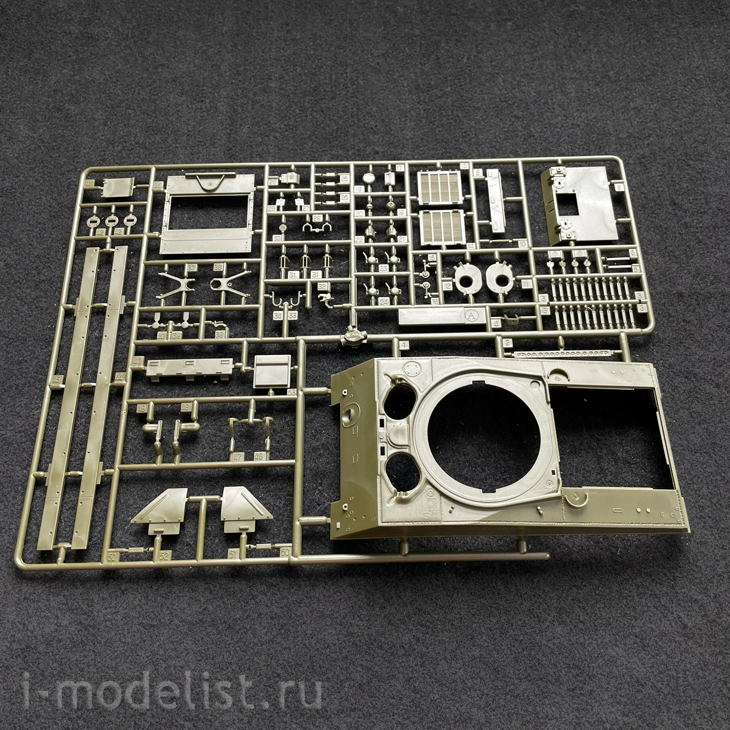 13500 Tank Academy 1/35 M4A3 (76)W 