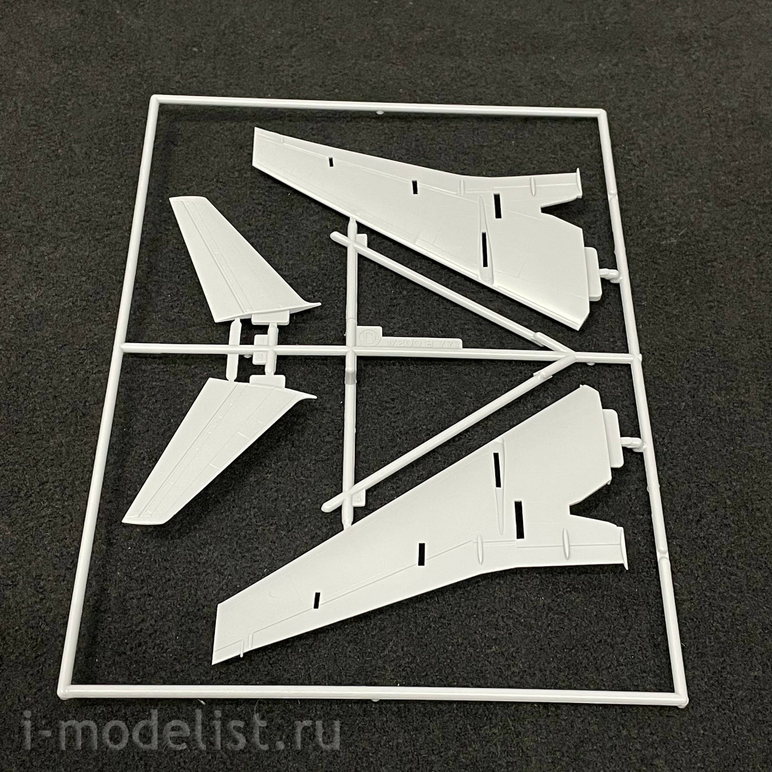 10704 Hasegawa 1/200 Aircraft B 777-200 ANA