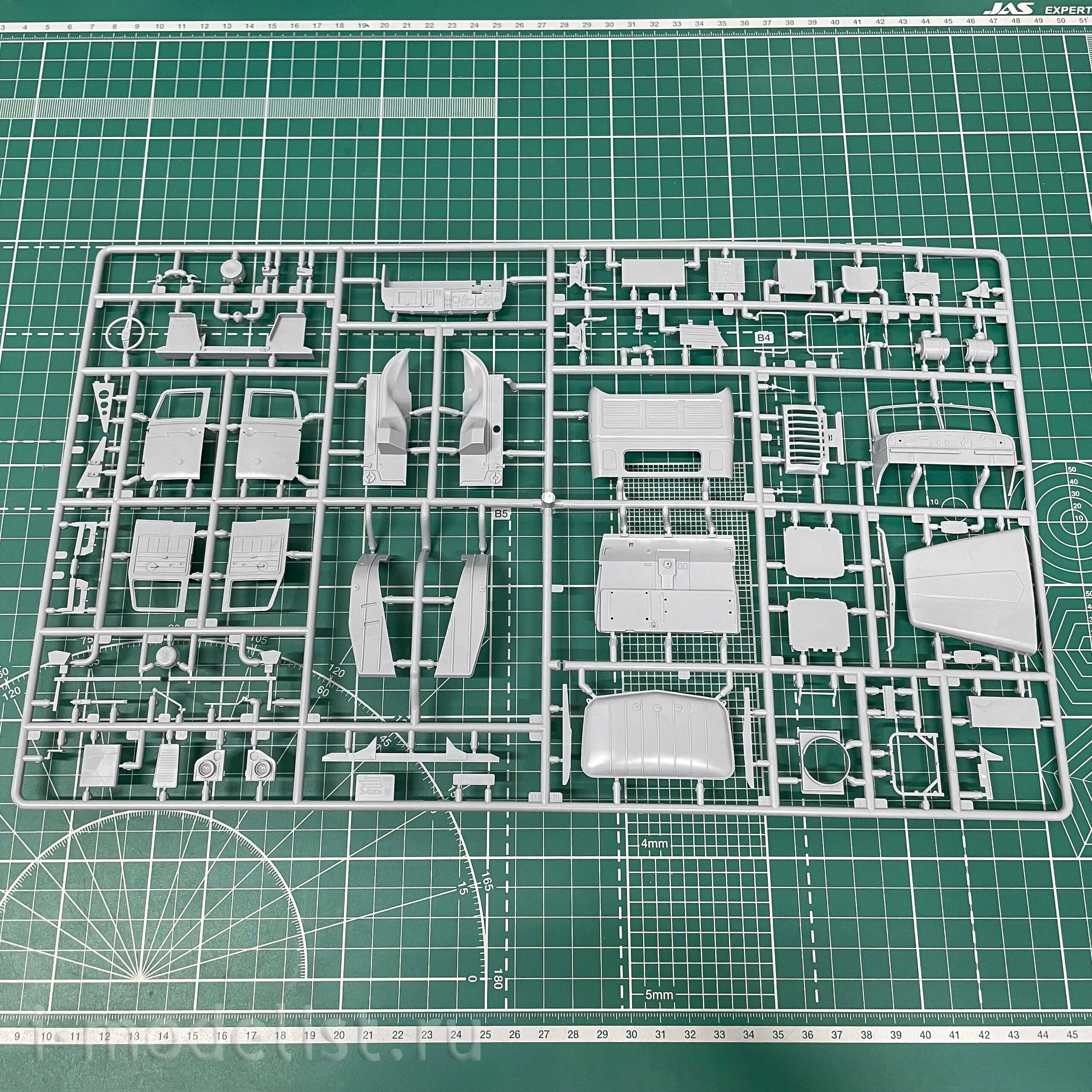 3655 Zvezda 1/35 Russian self-propelled multiple launch rocket system 