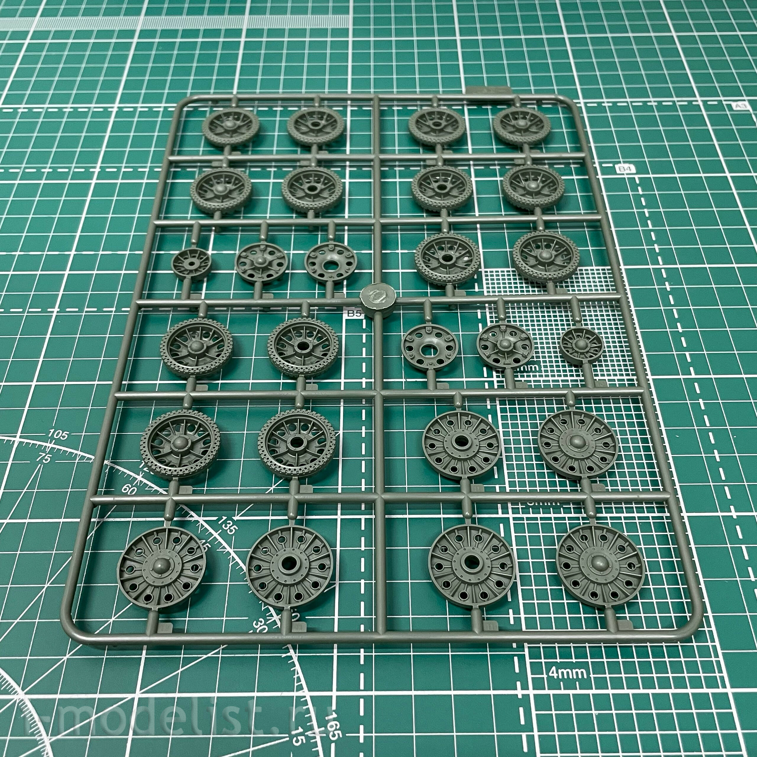 303529 Modeler 1/35 Soviet tank 34-76 issue early 1943.