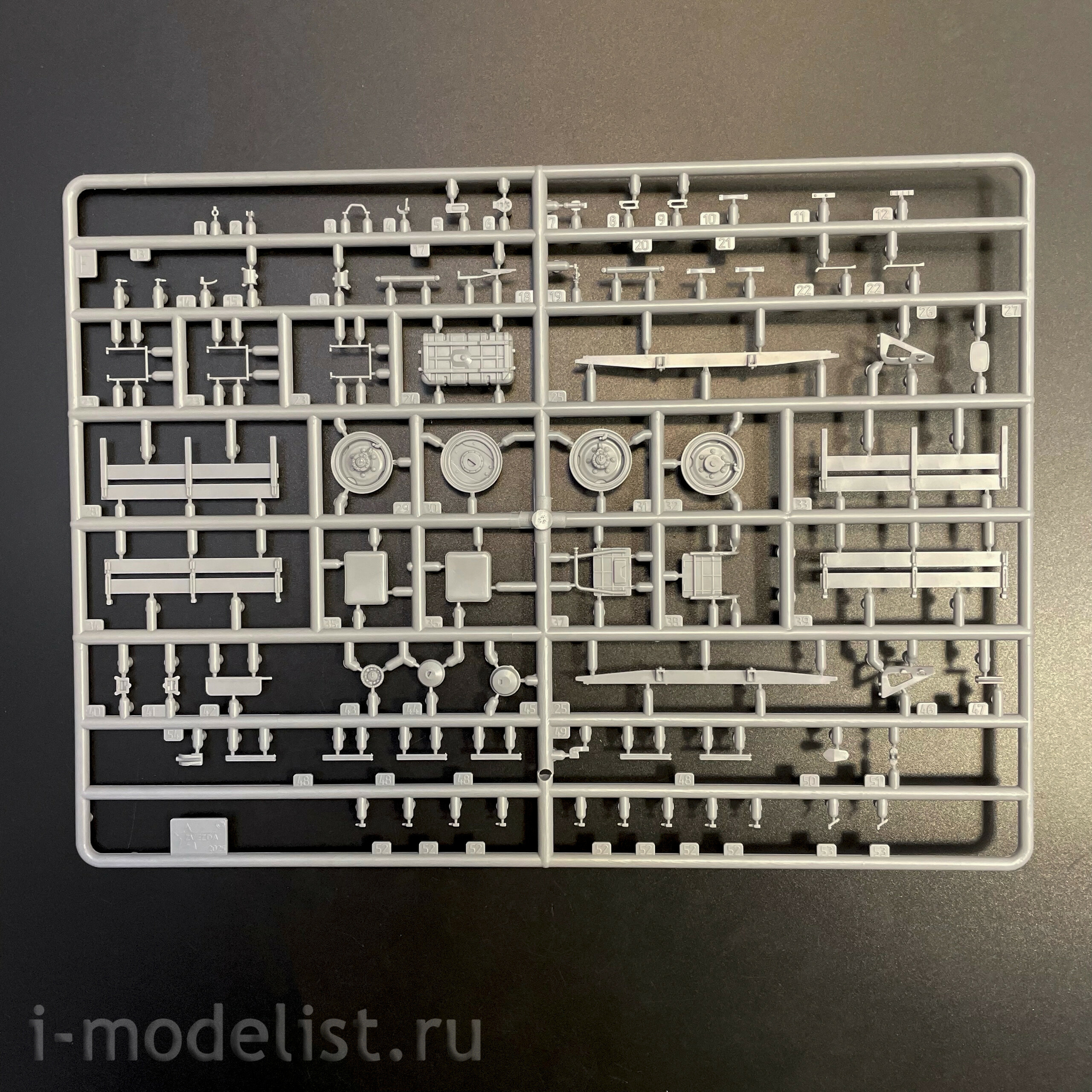 3707 Zvezda 1/35 Soviet GAZ-66 truck