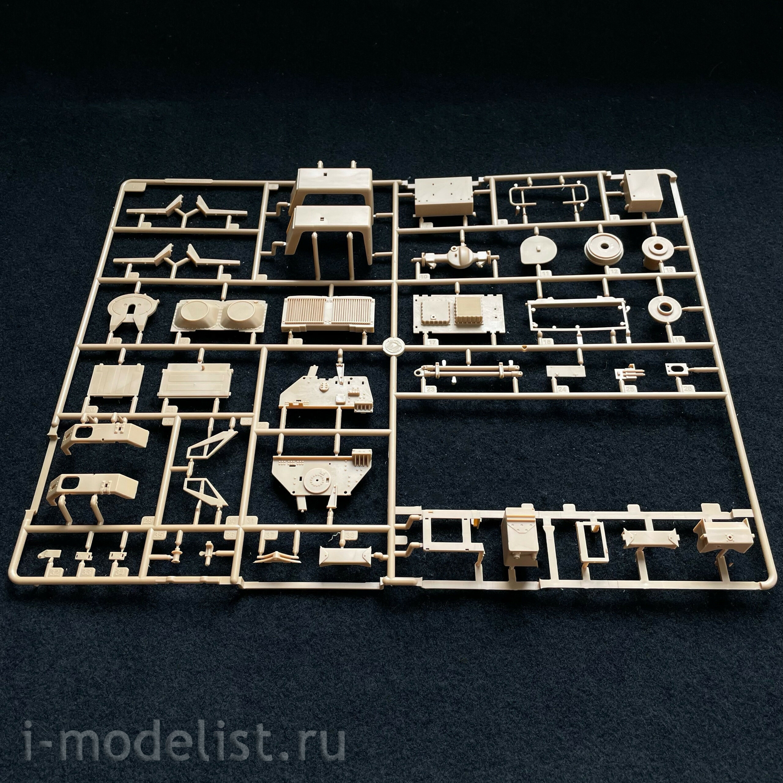 85527 HobbyBoss 1/35 Scammell Commander with 62-ton semi-trailer crane Fruehauf