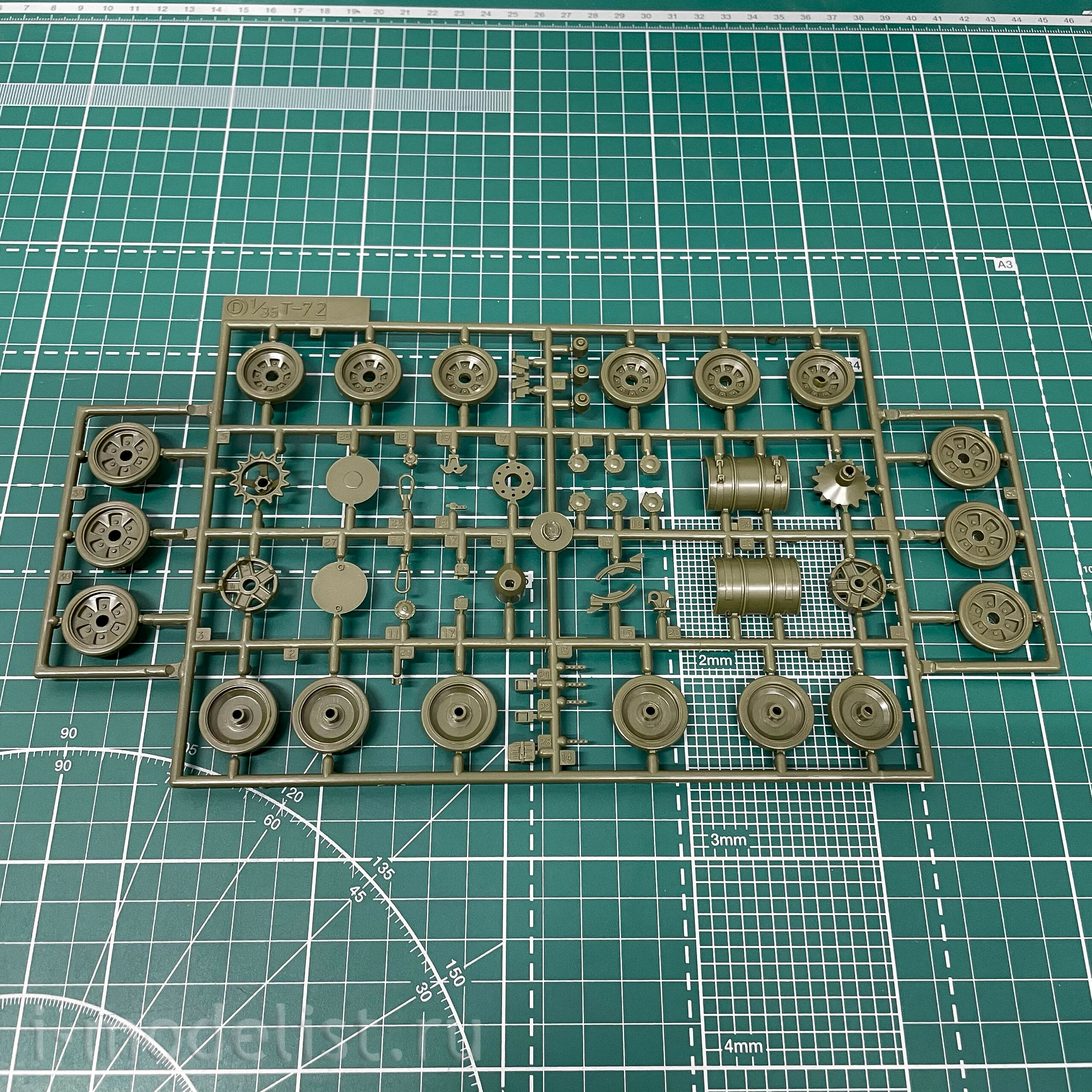 Zvezda 3552 1/35 T-72A