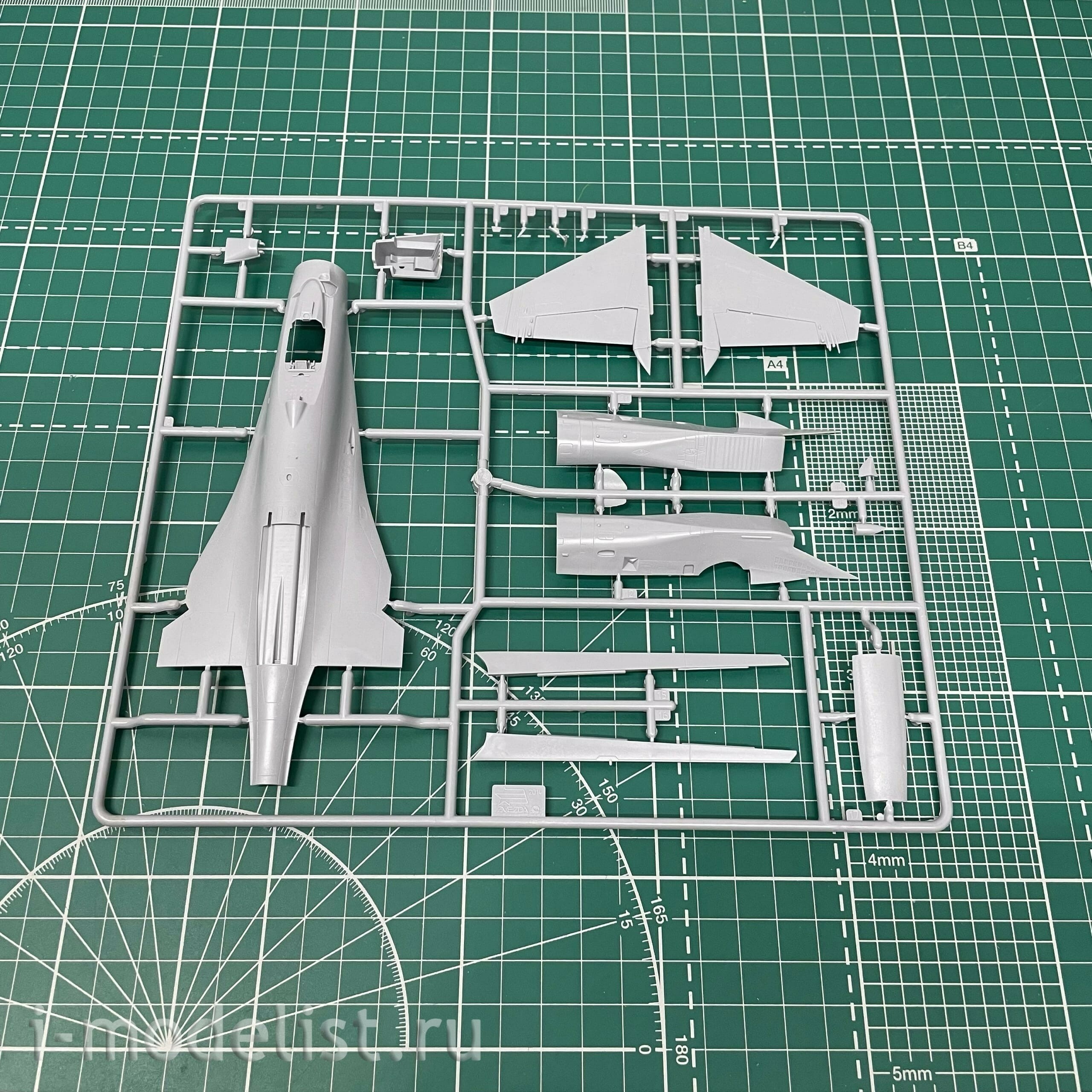 7295П Zvezda 1/72 Подарочный набор: Российский многоцелевой истребитель завоевания превосходства в воздухе Су-27СМ