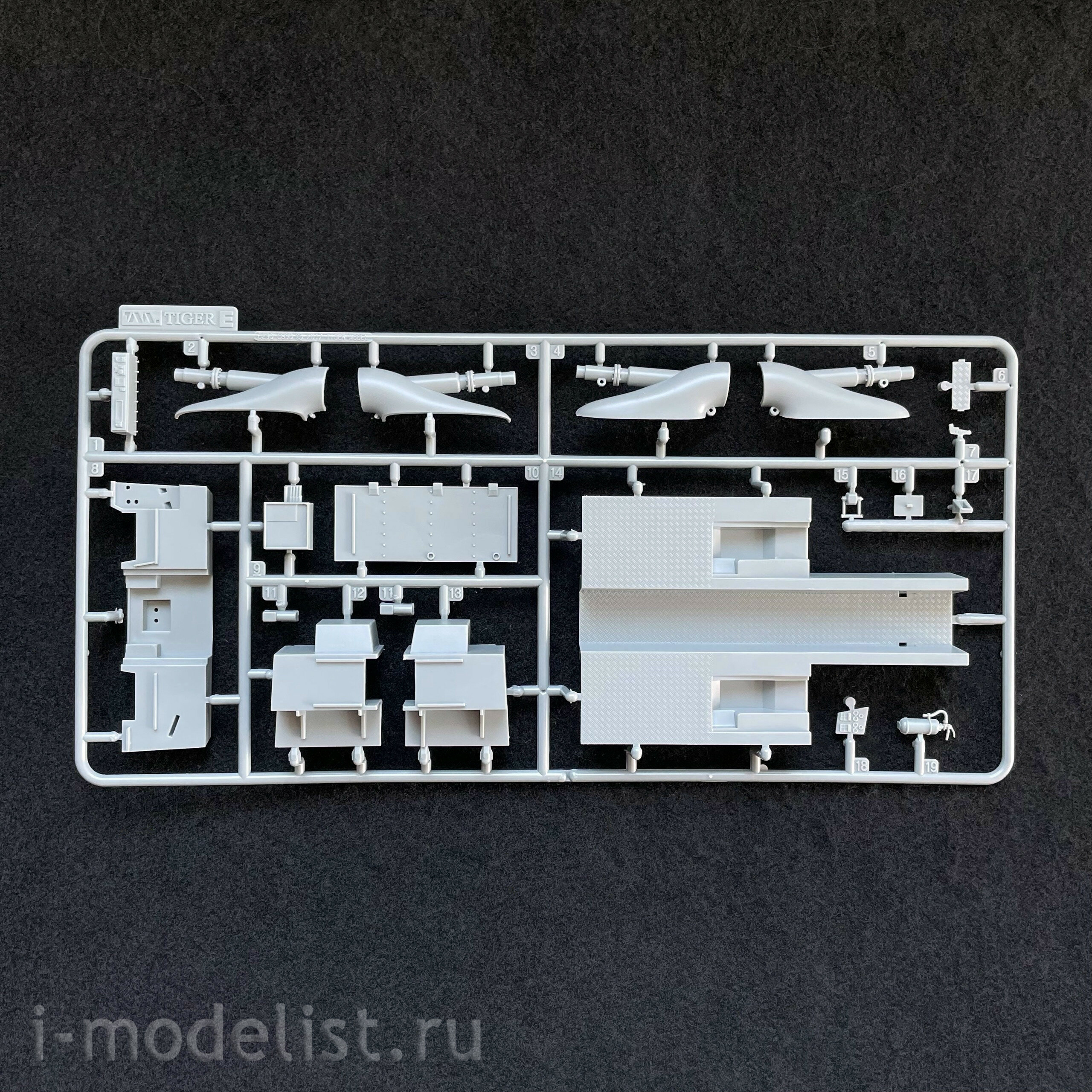 6290 Tiger Model 1/35 Swedish speedboat CB90