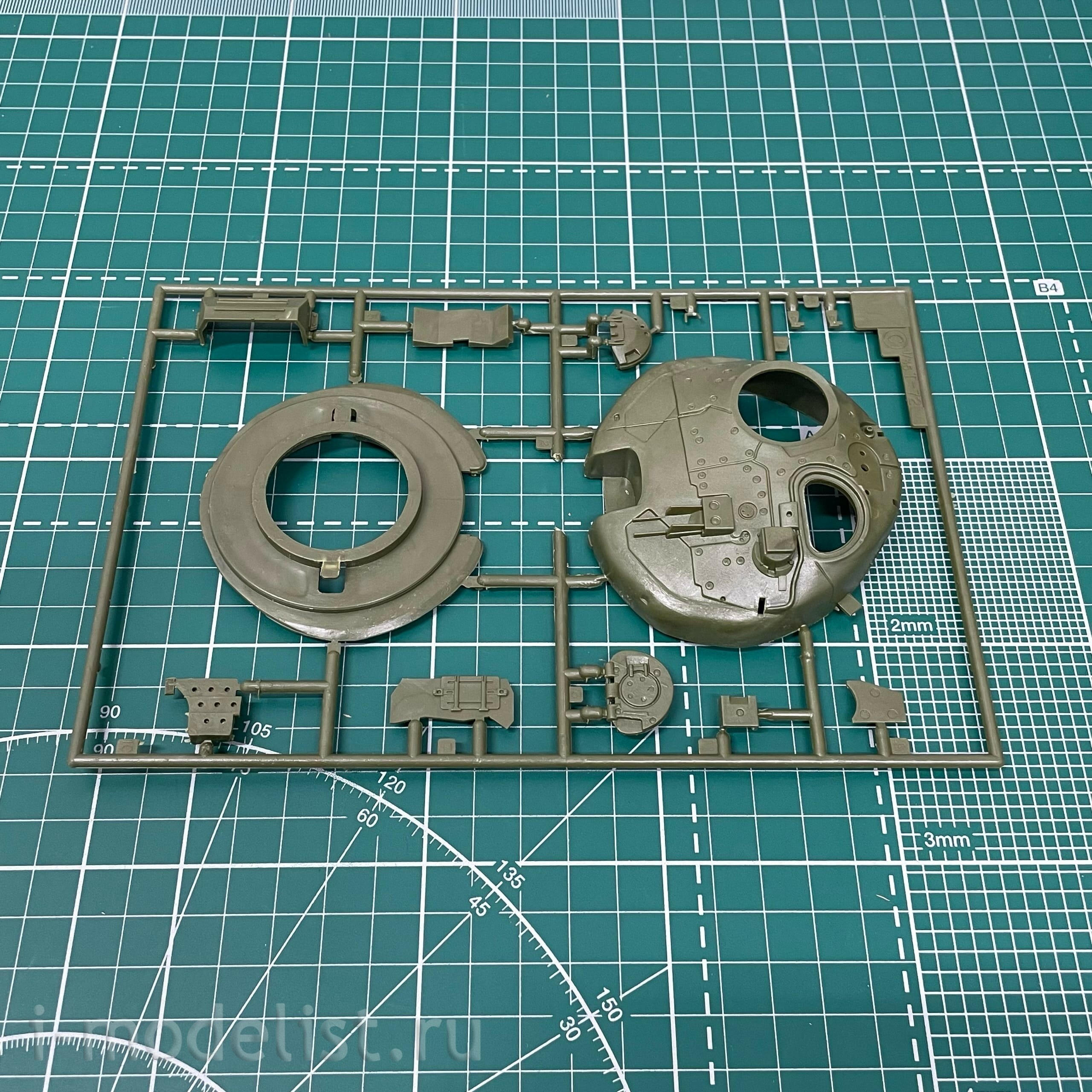 3550 Zvezda 1/35 Soviet t-72B tank