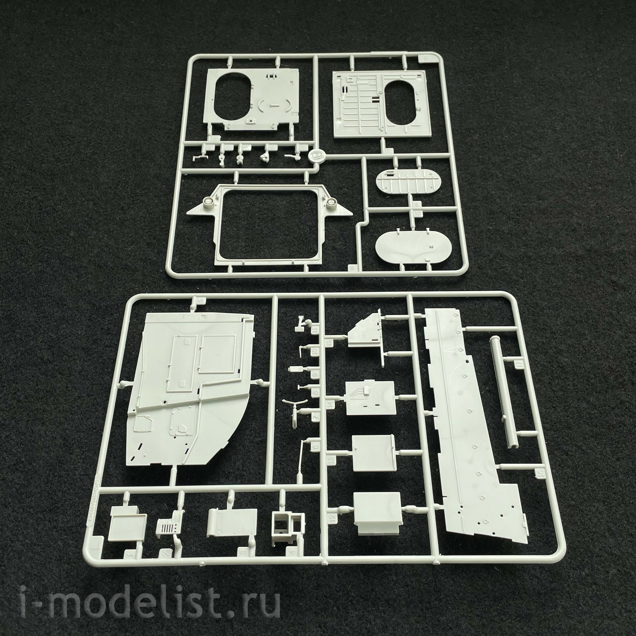 HobbyBoss 1/35 82411 Aavr-7a1 Assault Amphibian Vehicle Recovery