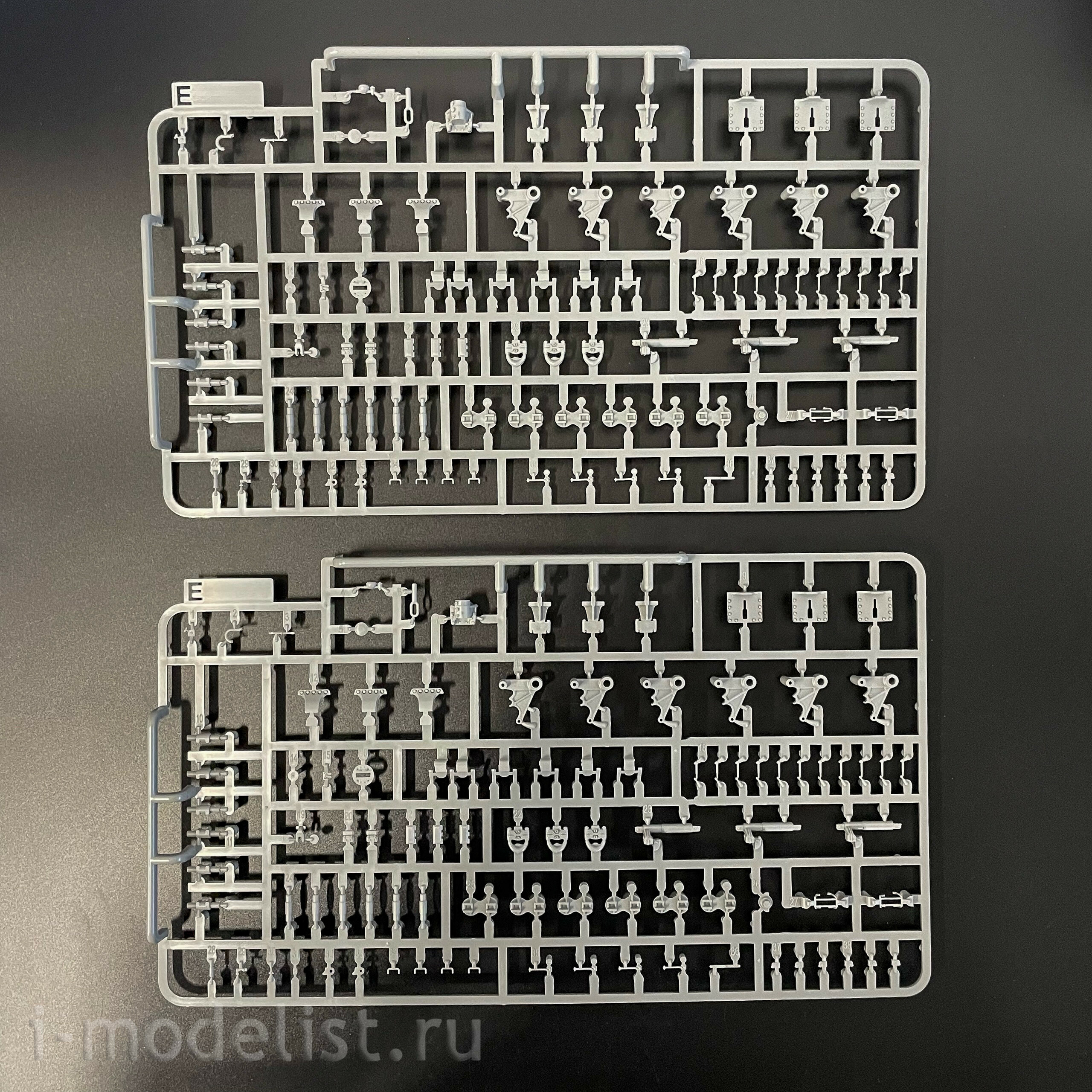 2205W Takom 1/35 Набор Sherman Box: M4A1 (76w) HVSS + M1 Super Sherman + фигура члена экипажа танка армии США в 1/16 масштабе