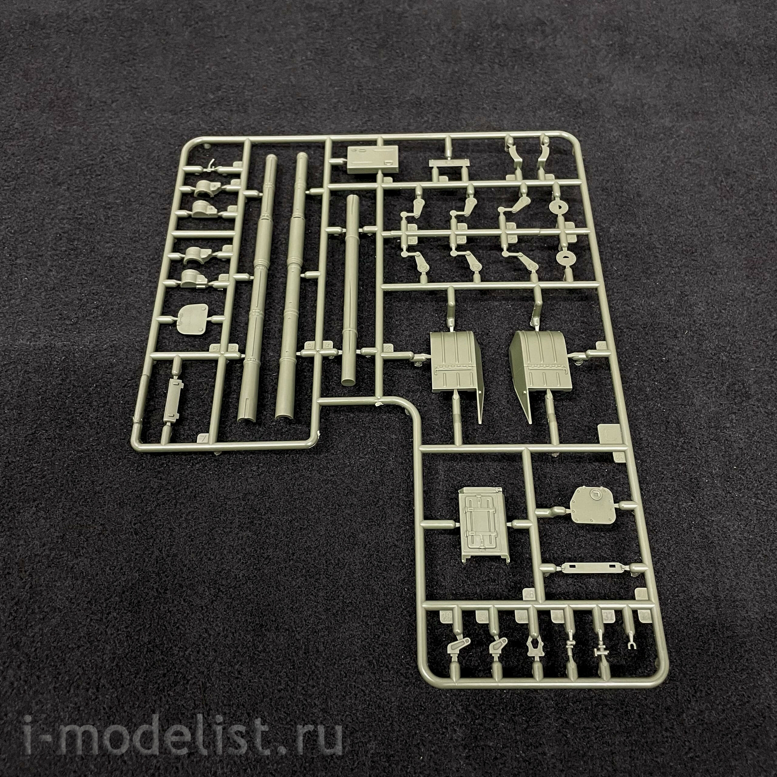 35A041 Amusing Hobby 1/35 Soviet T-72AV tank with full interior (under license from UVZ)